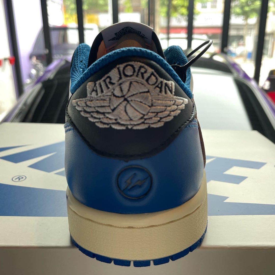 Jordan 1 x Travis Scott x Fragment Retro Low OG SP Military Blue 착용 스타일 - 3