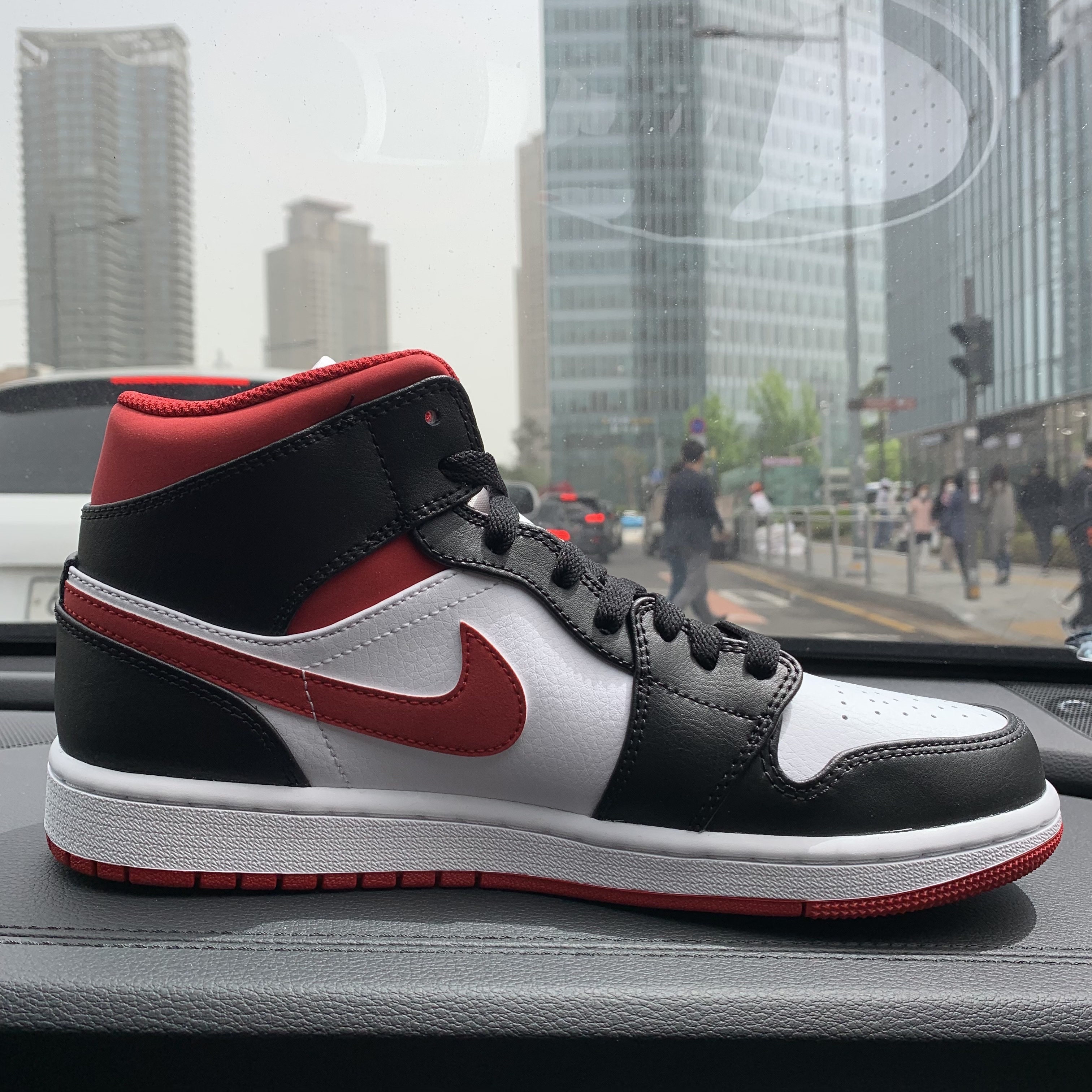 Jordan 1 Mid Gym Red Black White 착용 스타일 - 2