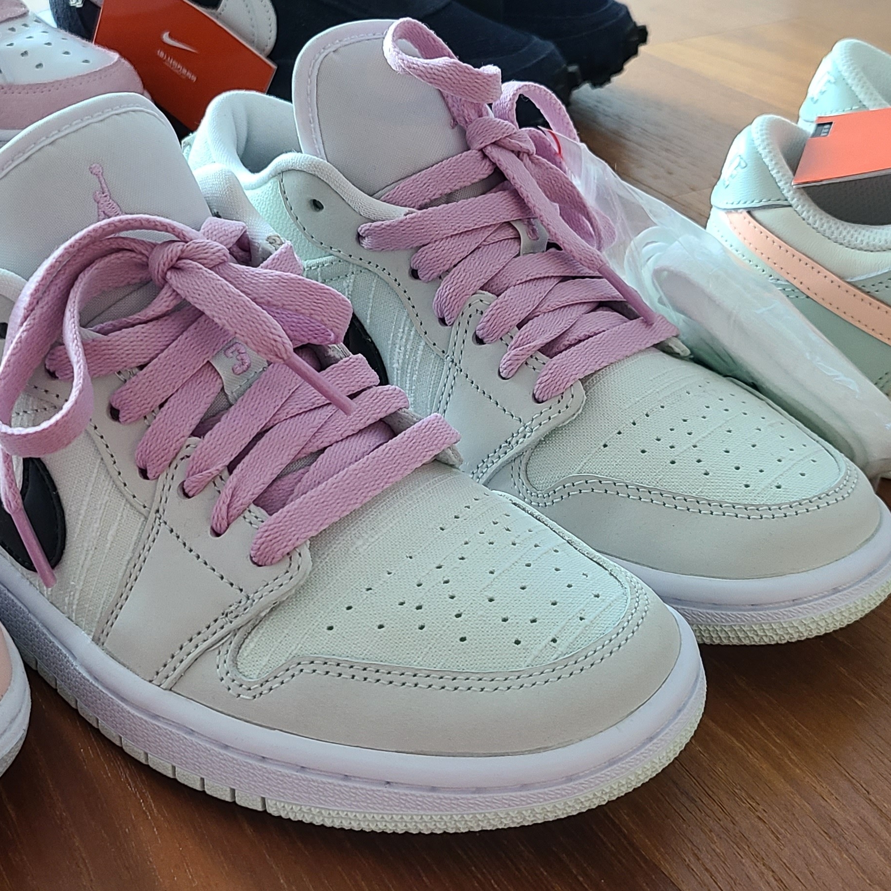 (W) Jordan 1 Low White Wolf Grey, (W) Nike Dunk Low Next Nature Pale Coral 착용 스타일 - 3