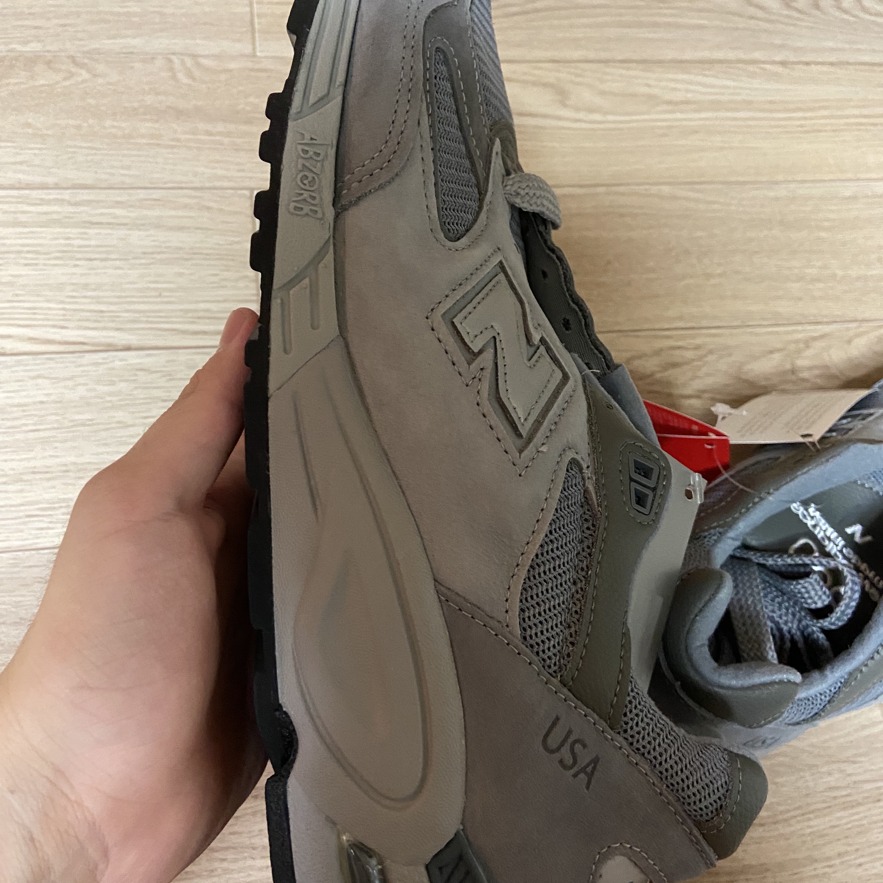 New Balance x WTAPS 990v2 Made in USA Grey 착용 스타일 - 4