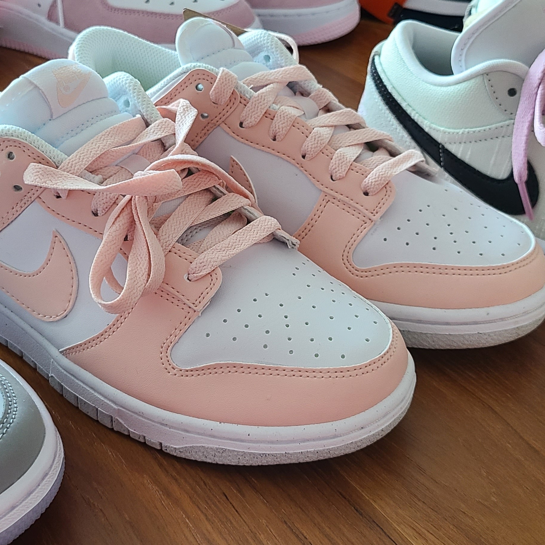 (W) Jordan 1 Low White Wolf Grey, (W) Nike Dunk Low Next Nature Pale Coral 착용 스타일 - 4
