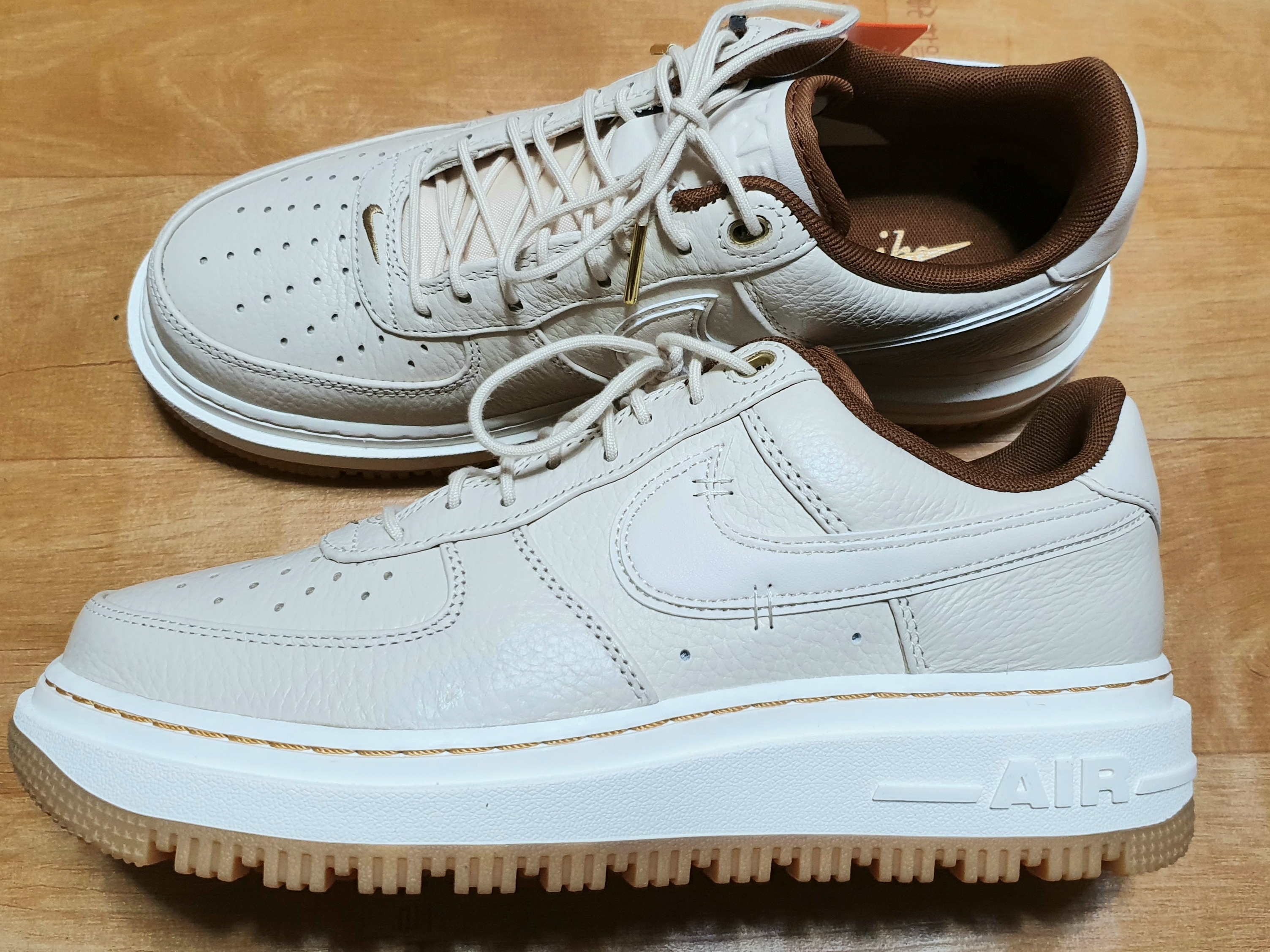 Nike Air Force 1 Luxe Pearl White 착용 스타일