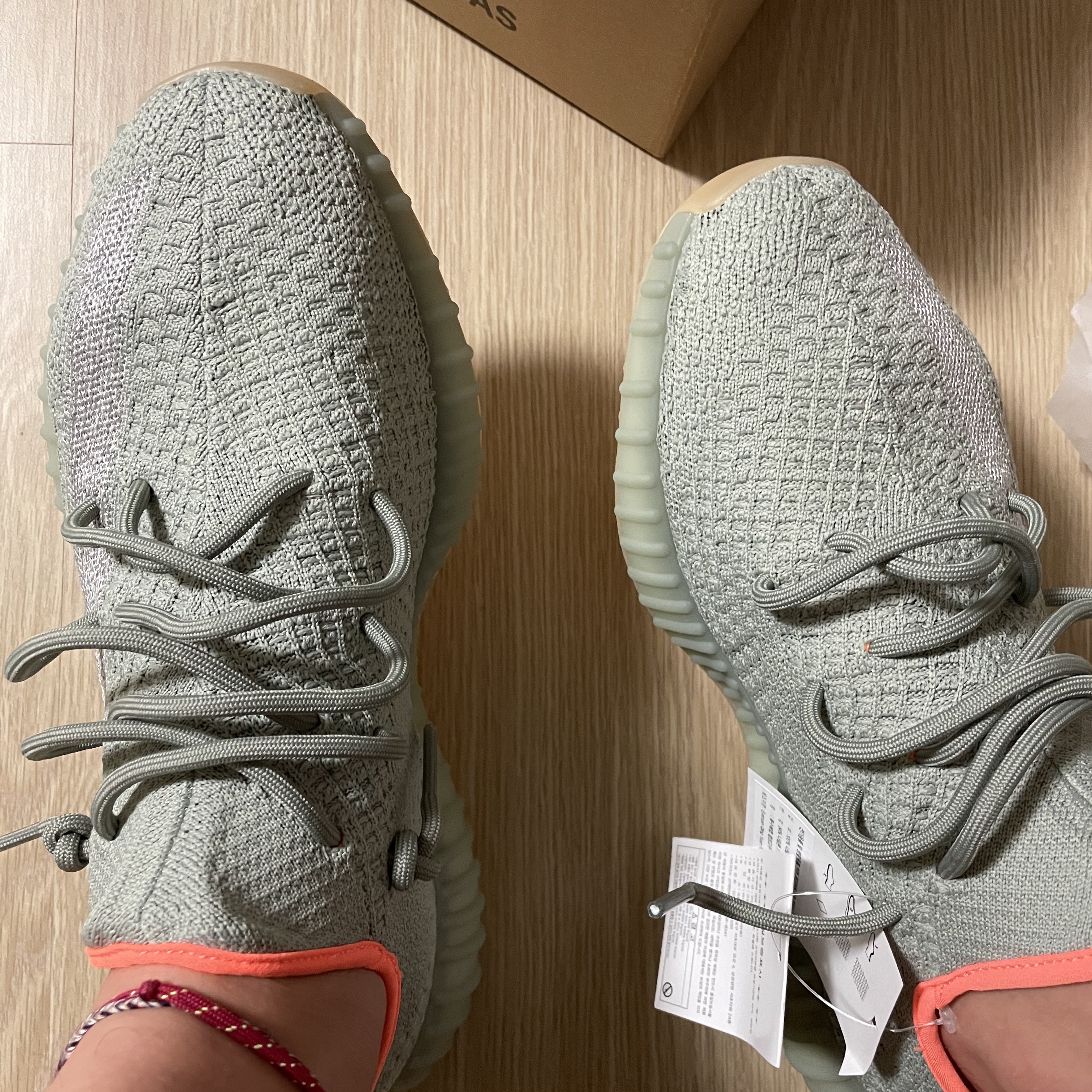 Adidas Yeezy Boost 350 V2 Desert Sage, (W) Nike x Off-White Vapor Street Black Laser Fuchsia 착용 스타일 - 1