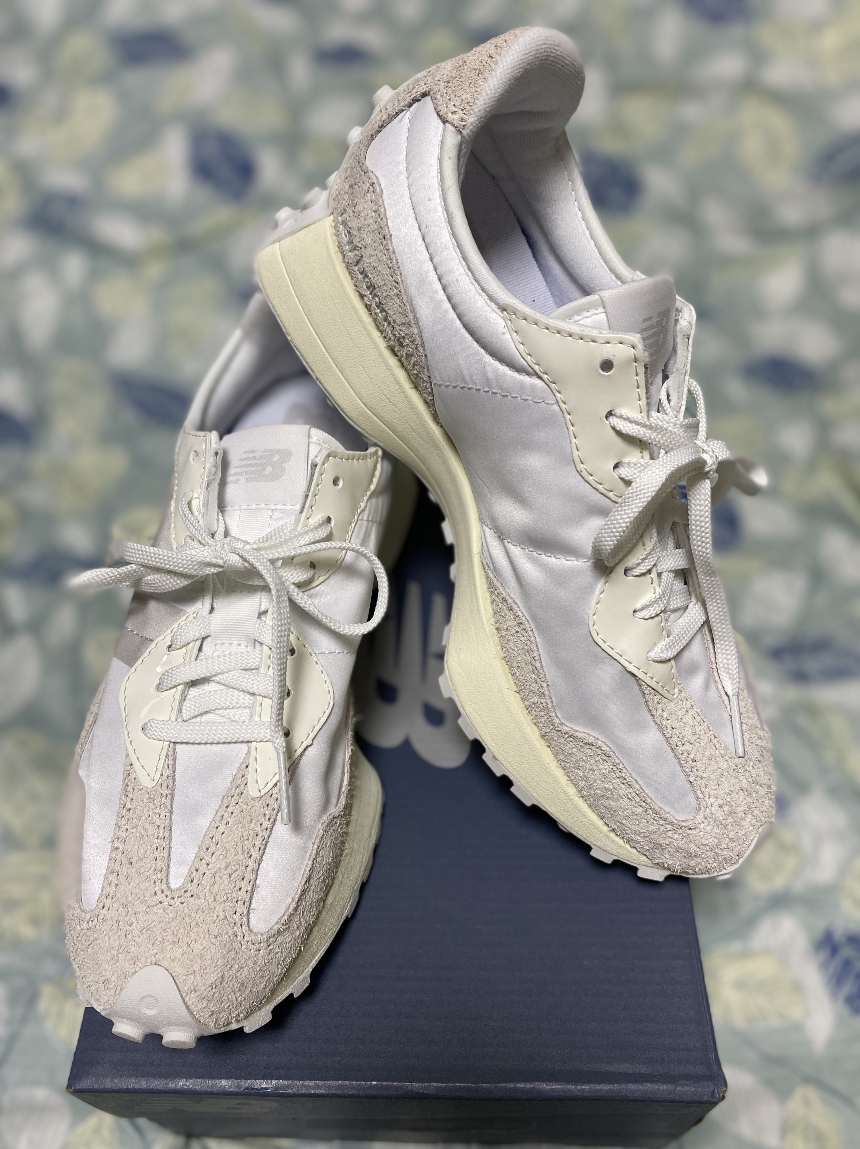 (W) New Balance 327 White Moonbeam 착용 스타일 - 2