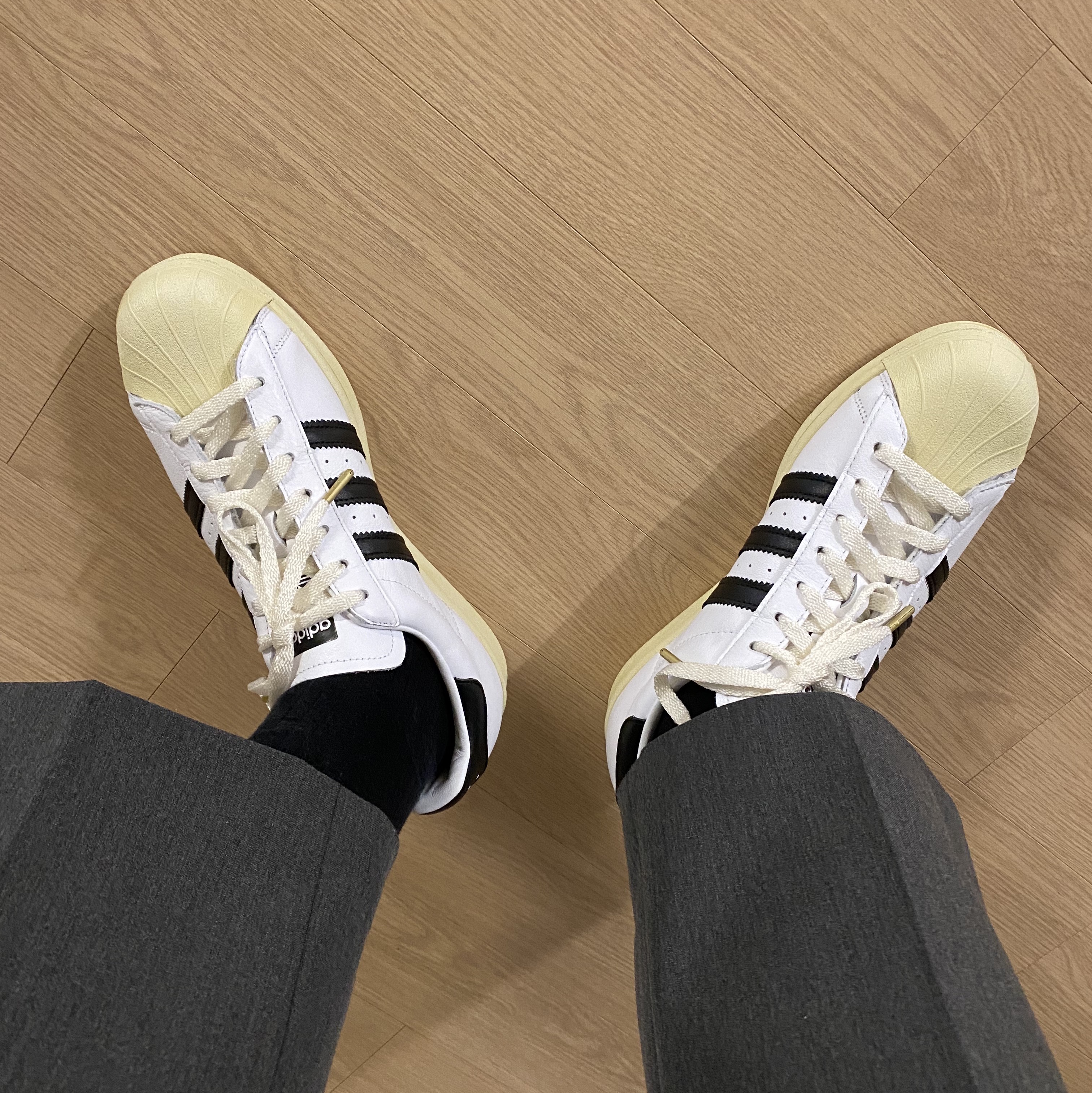 Adidas Superstar Premium White Black 착용 스타일 - 2