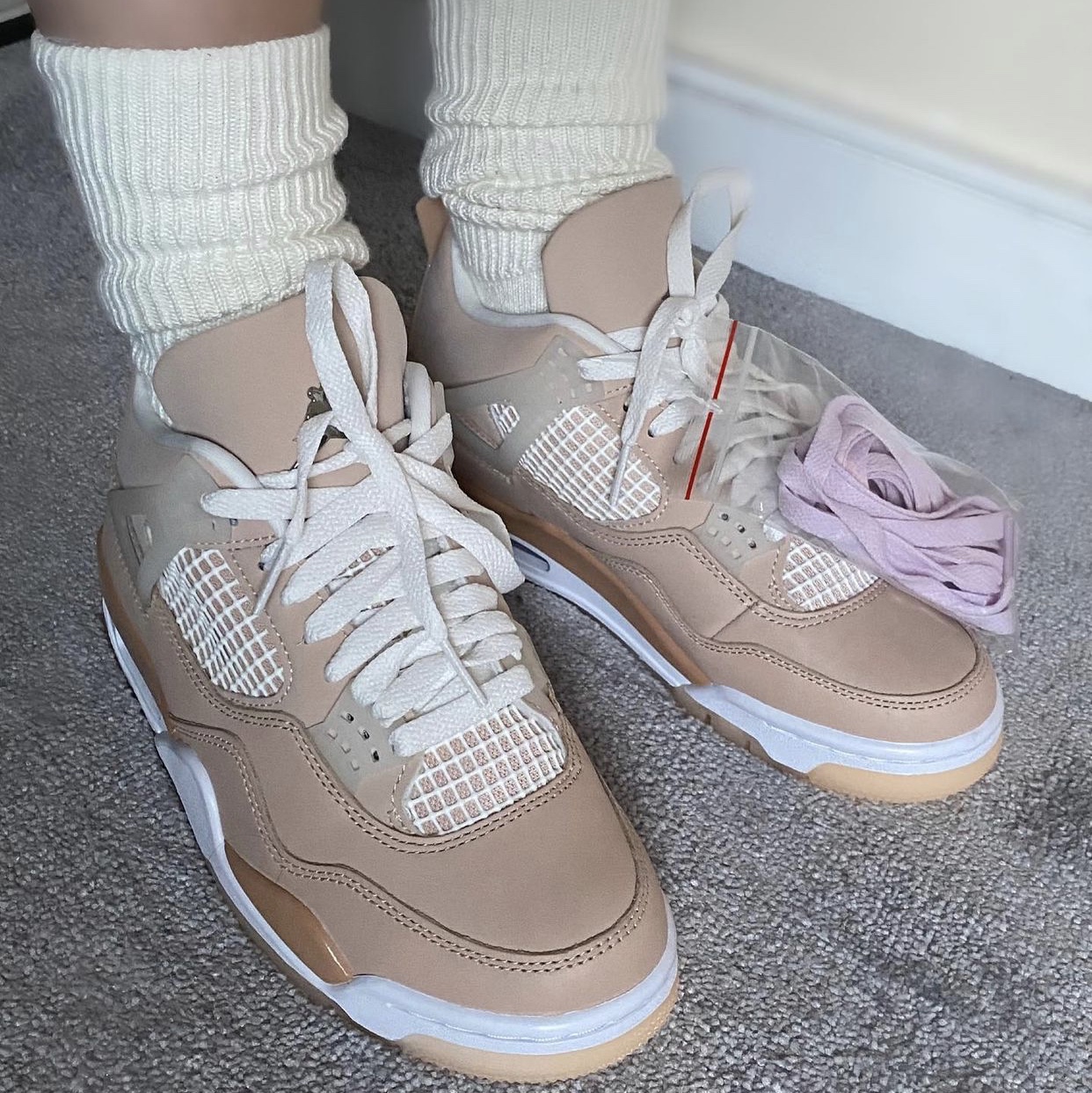 (W) Jordan 4 Retro Shimmer 착용 스타일 - 1