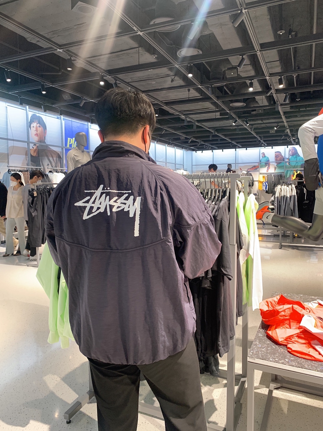 Nike x Stussy Windrunner Jacket Off Noir, Jordan 1 Mid Gym Red Black White 착용 스타일 - 2