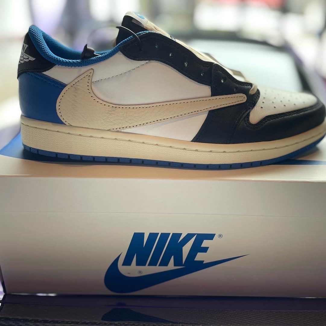 Jordan 1 x Travis Scott x Fragment Retro Low OG SP Military Blue 착용 스타일 - 1