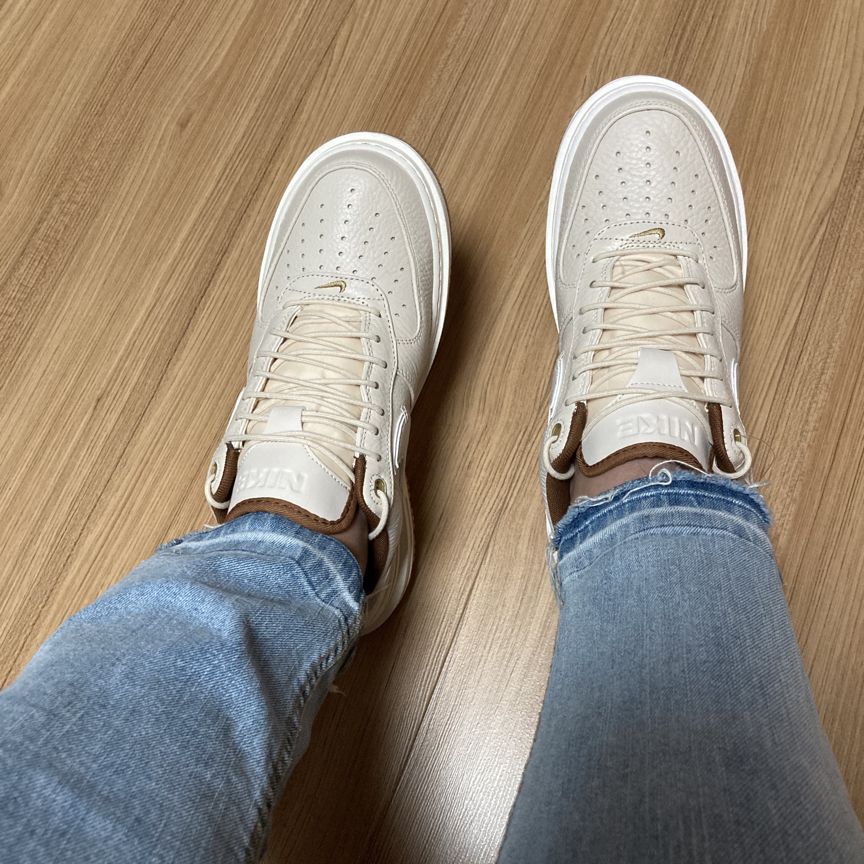 Nike Air Force 1 Luxe Pearl White 착용 스타일 - 1
