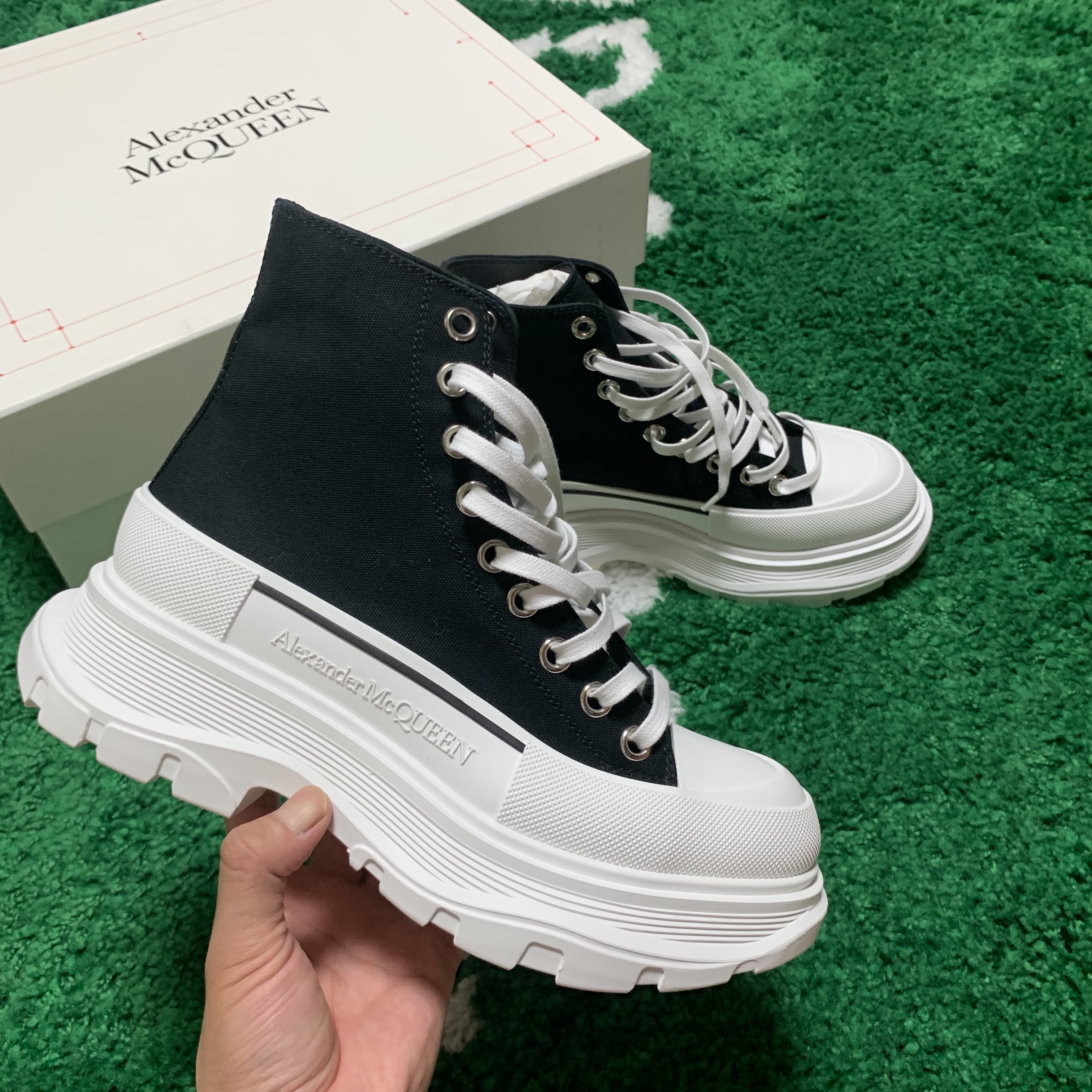 Alexander McQueen Tread Slick Lace Up Black White 착용 스타일