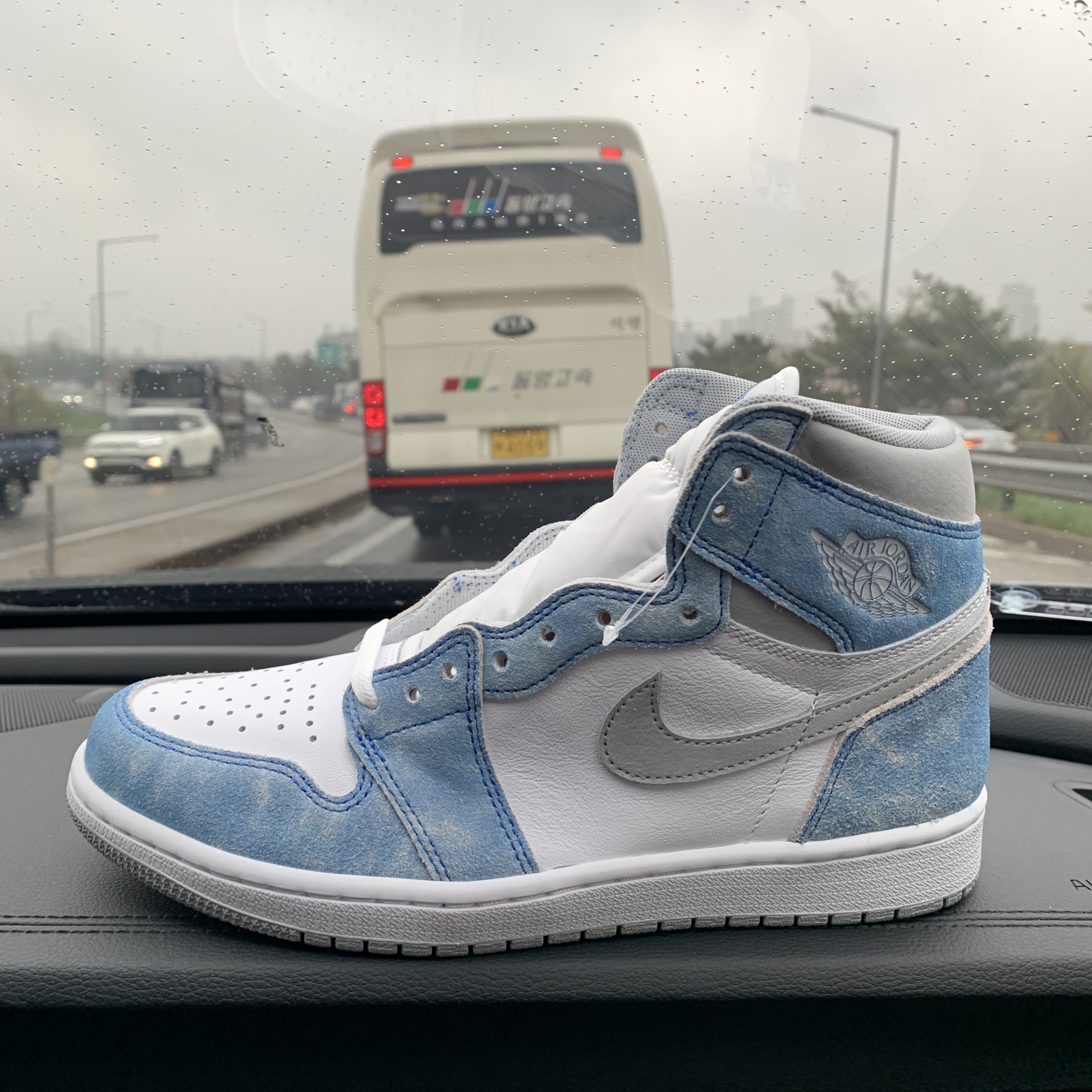 Jordan 1 Retro High OG Hyper Royal 착용 스타일 - 3