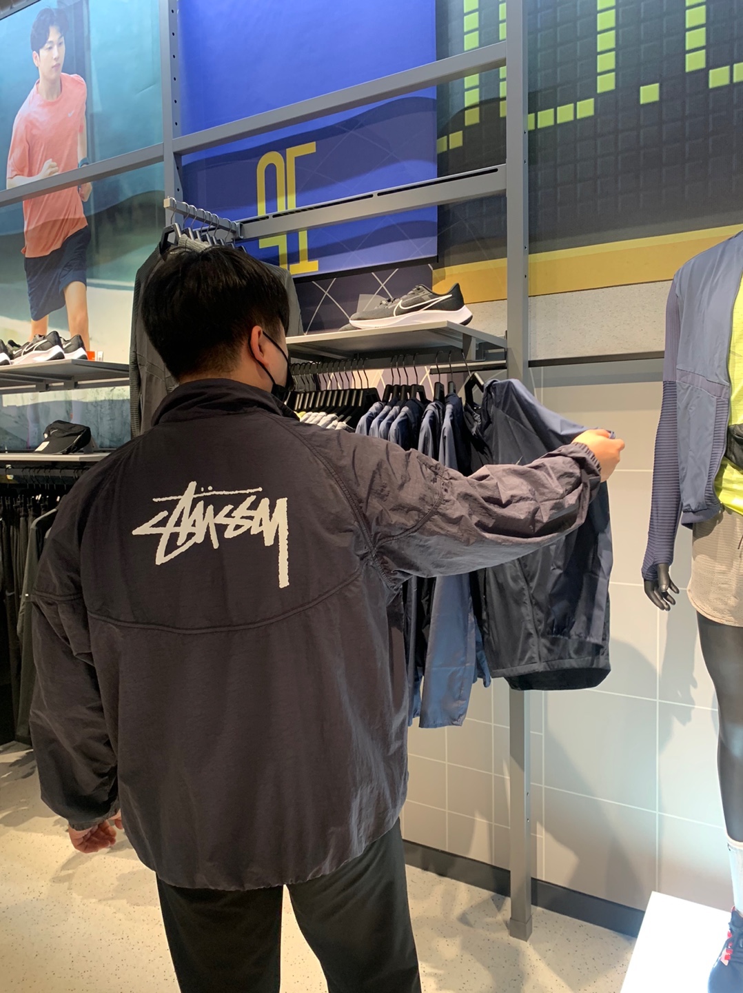 Nike x Stussy Windrunner Jacket Off Noir, Jordan 1 Mid Gym Red Black White 착용 스타일 - 1