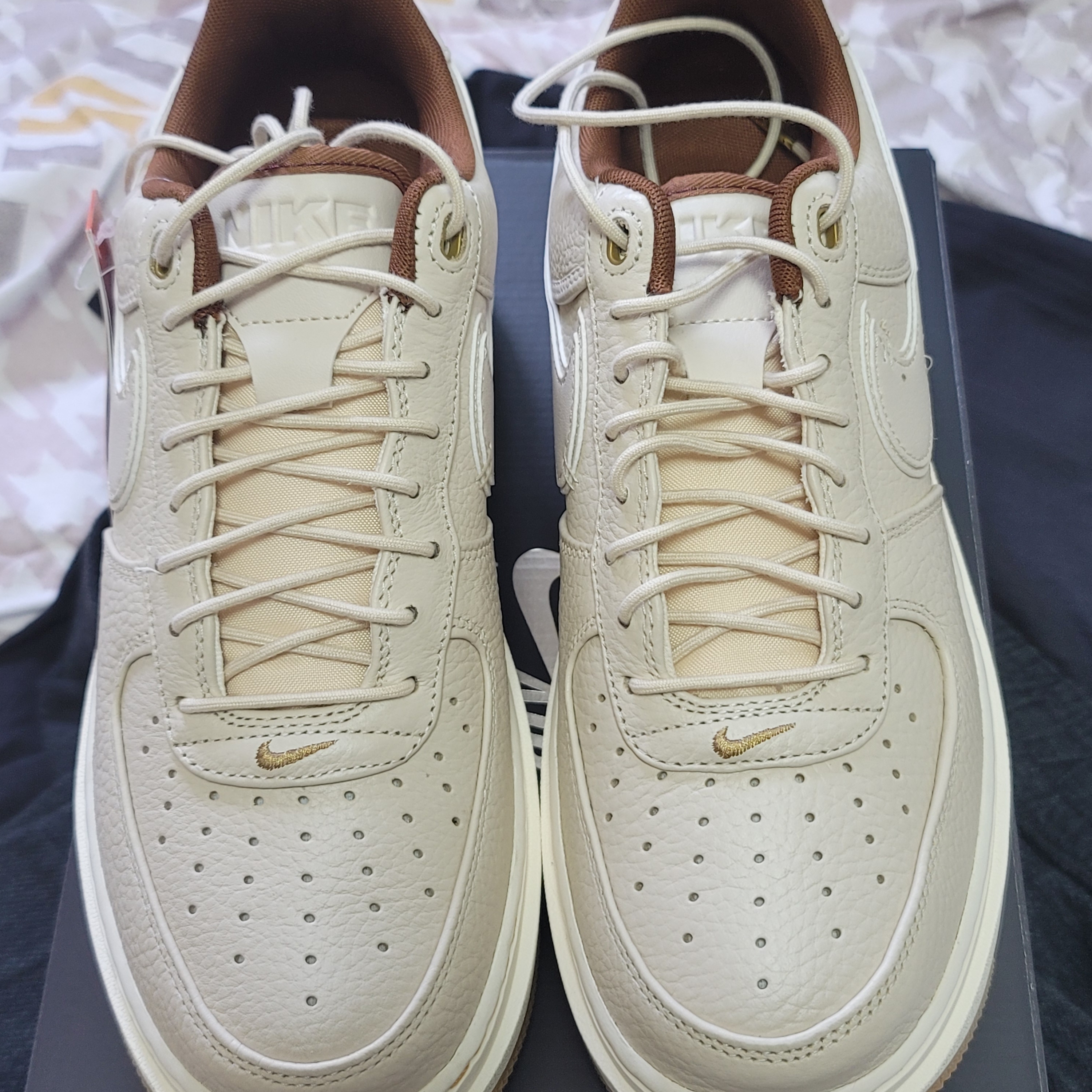 Nike Air Force 1 Luxe Pearl White 착용 스타일 - 2
