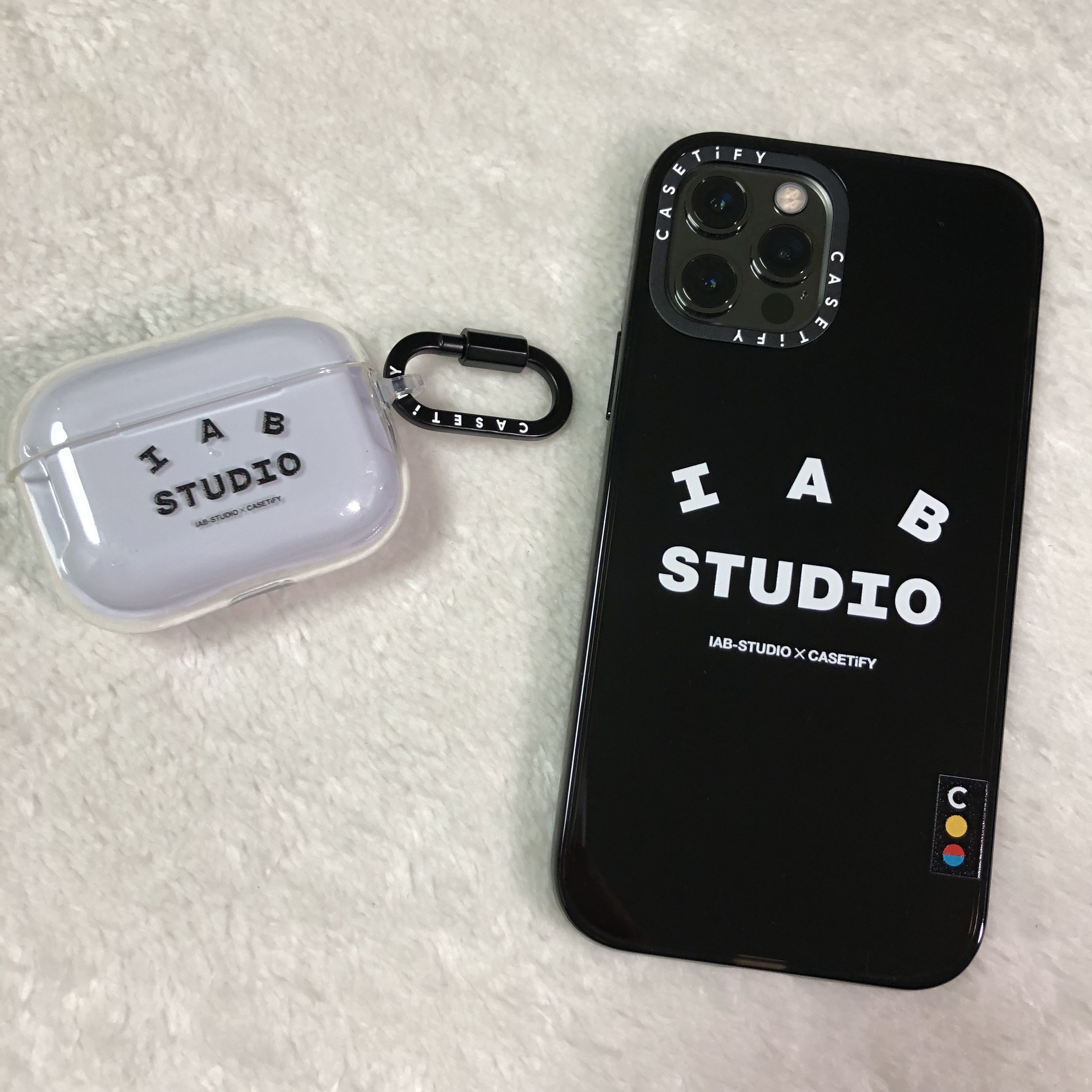 Casetify x IAB Studio iPhone Logo Case Sheer Double Black, Casetify x IAB Studio Logo AirPods Pro Case Clear 착용 스타일 - 2