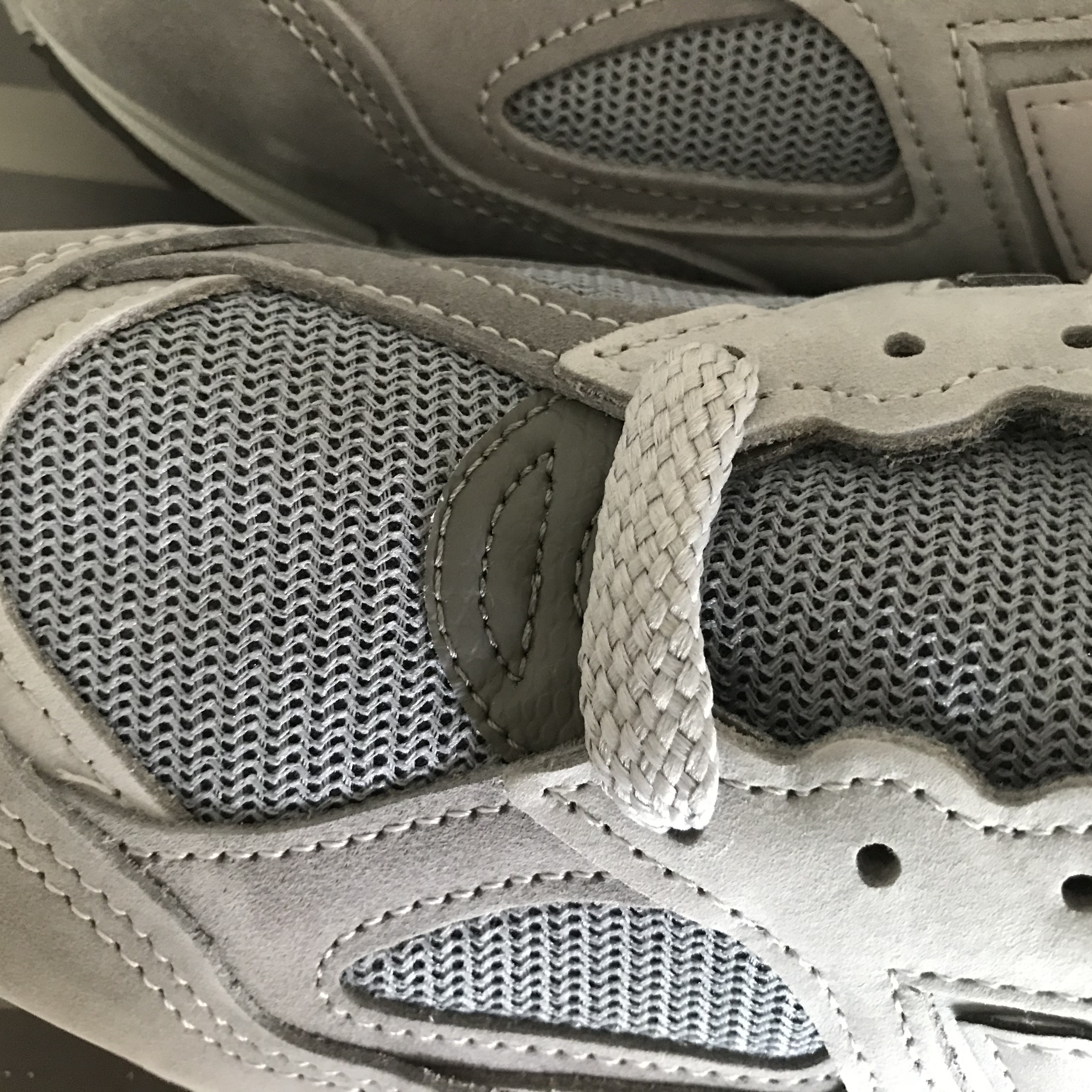 New Balance x WTAPS 990v2 Made in USA Grey 착용 스타일 - 3