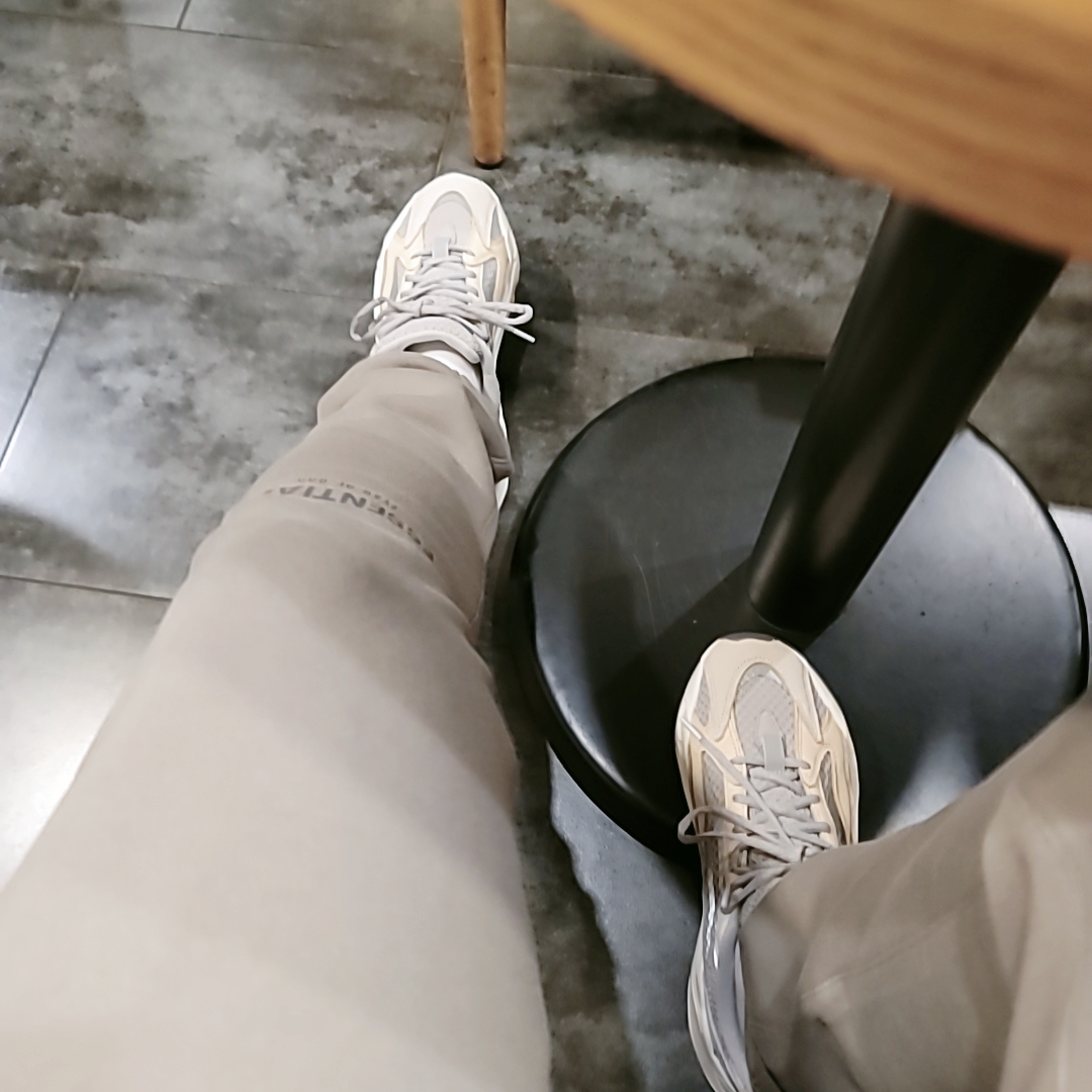 Essentials Sweatpants Cement - 20FW, Adidas Yeezy Boost 700 V2 Cream 착용 스타일 - 1