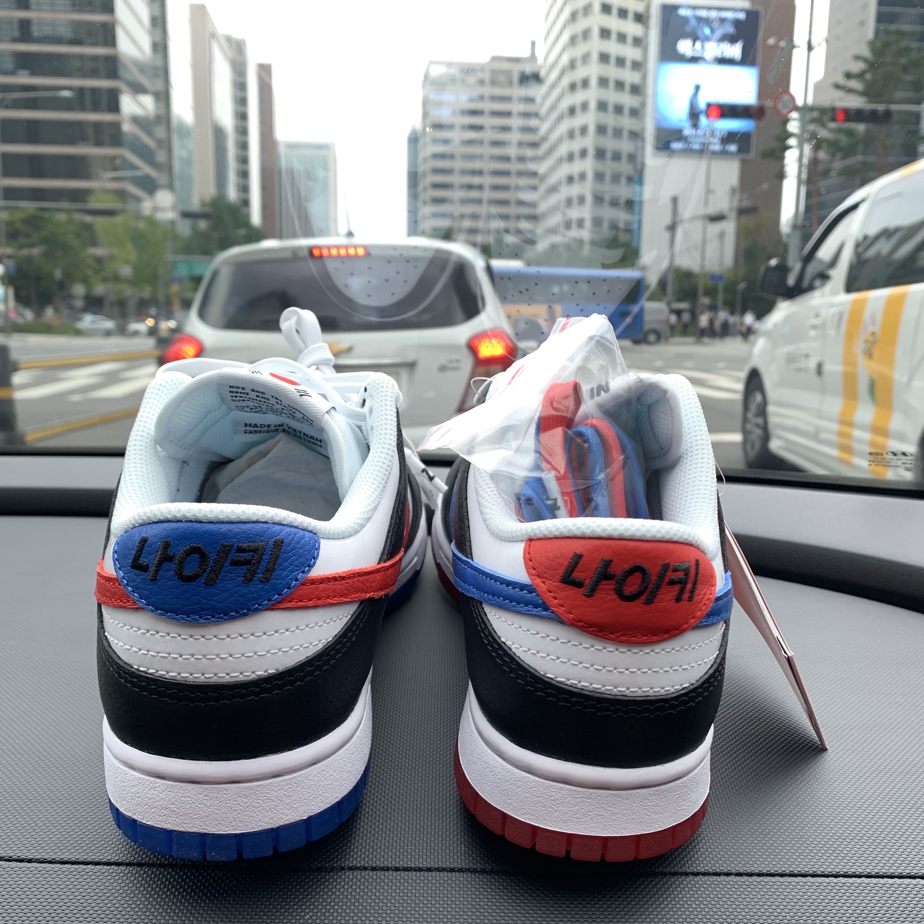 Nike Dunk Low SE Seoul (With Special Gift) 착용 스타일 - 3