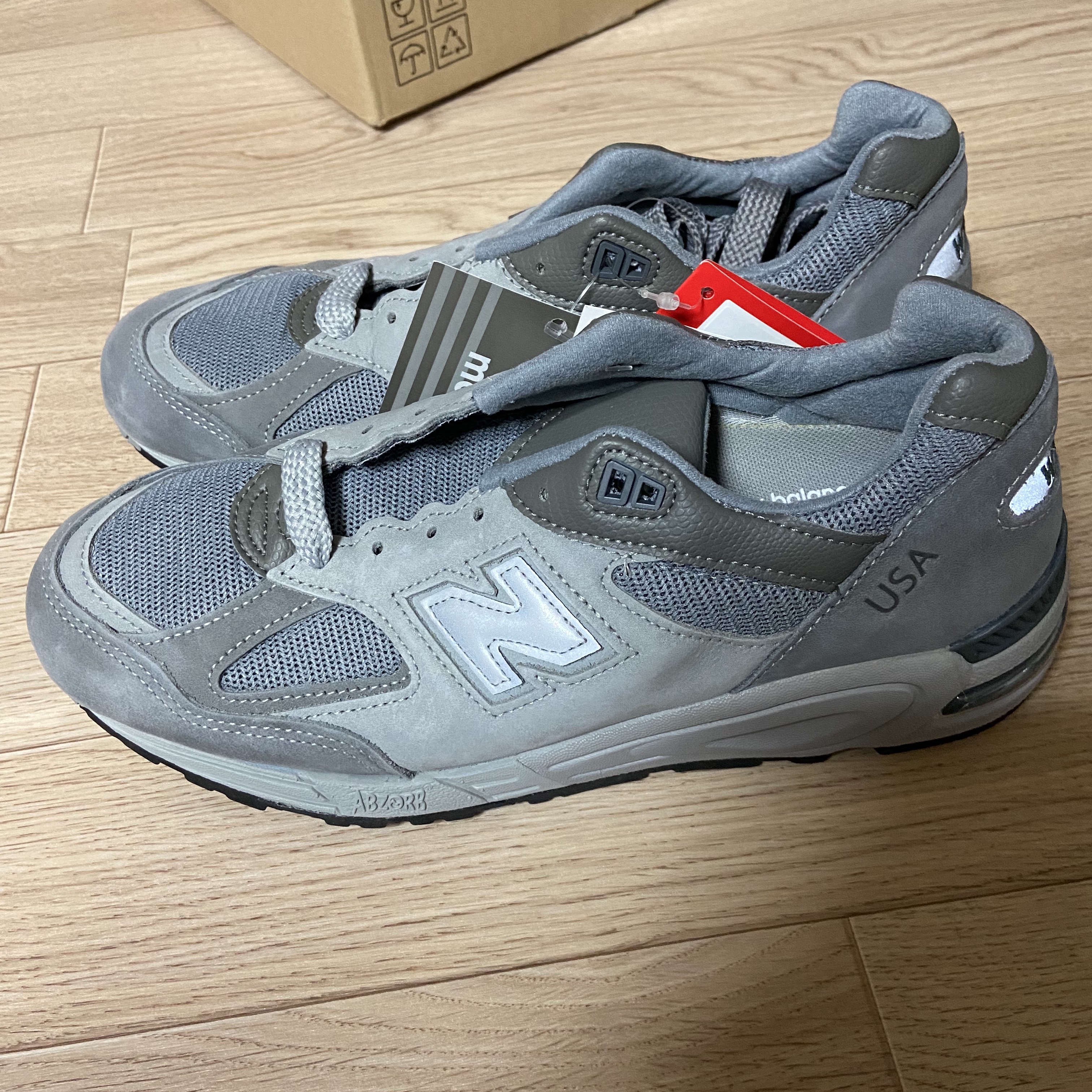 New Balance x WTAPS 990v2 Made in USA Grey 착용 스타일 - 1