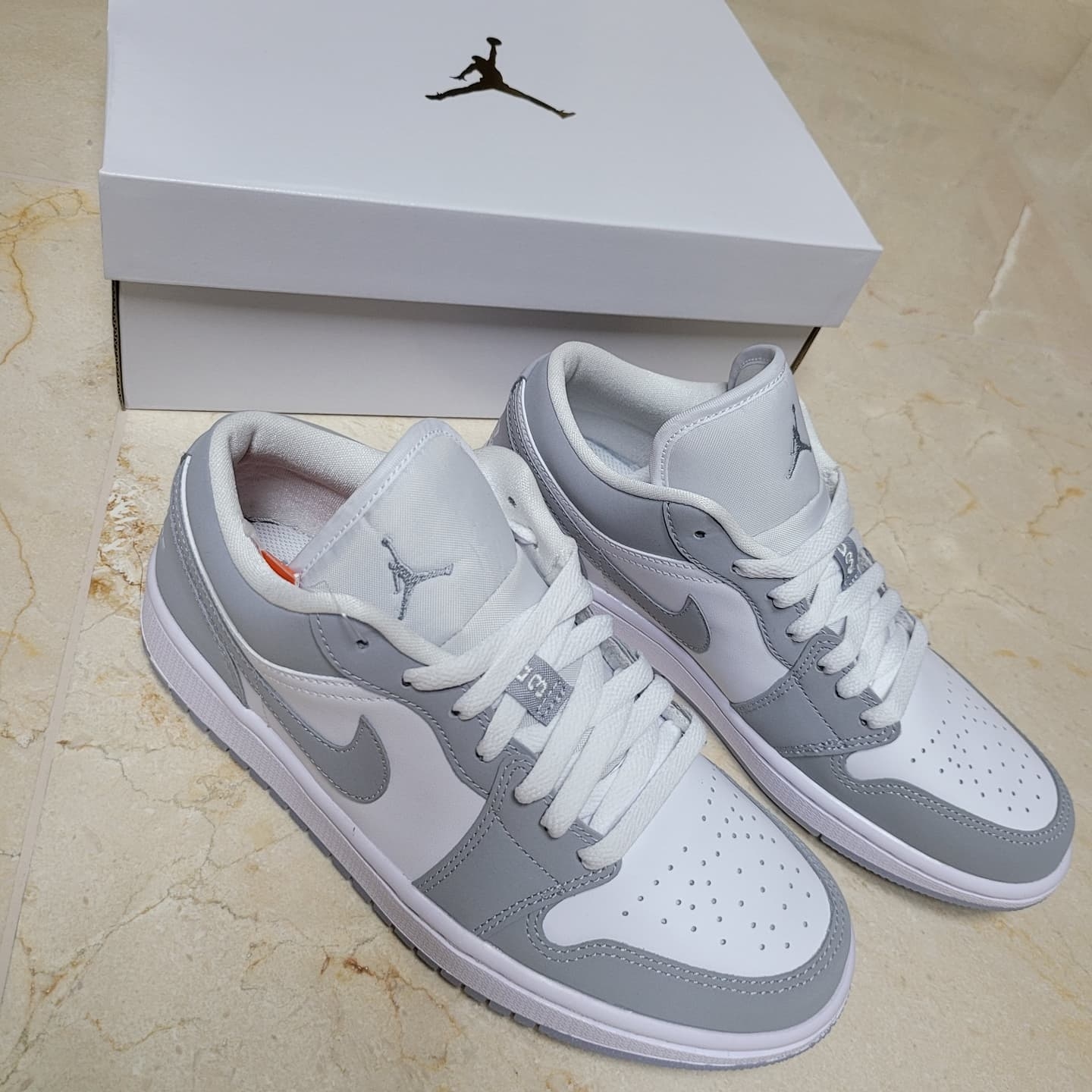 (W) Jordan 1 Low White Wolf Grey 착용 스타일 - 3