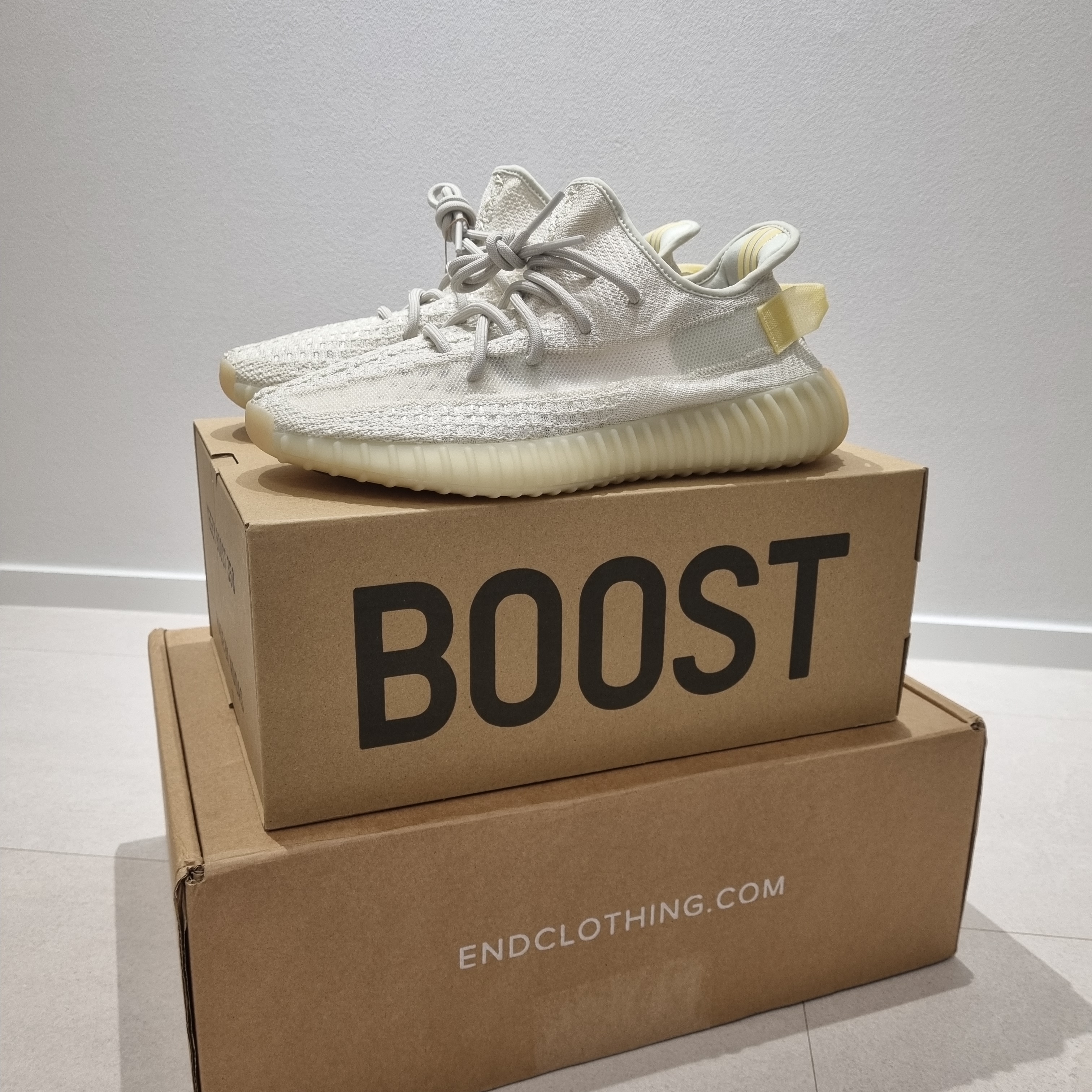 Adidas Yeezy Boost 350 V2 Light 착용 스타일