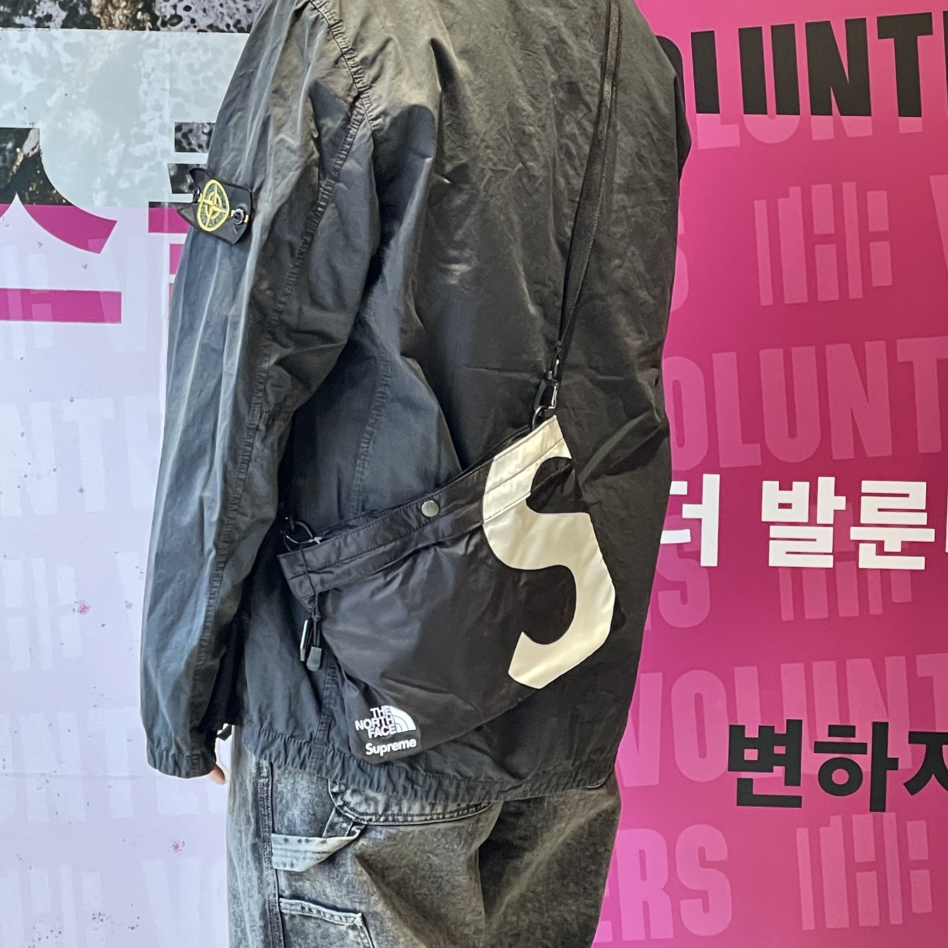 Stone Island 113WN T.CO+OLD Overshirt Steel Grey - 21FW, Supreme x The North Face S Logo Shoulder Bag Black - 20FW 착용 스타일 - 2