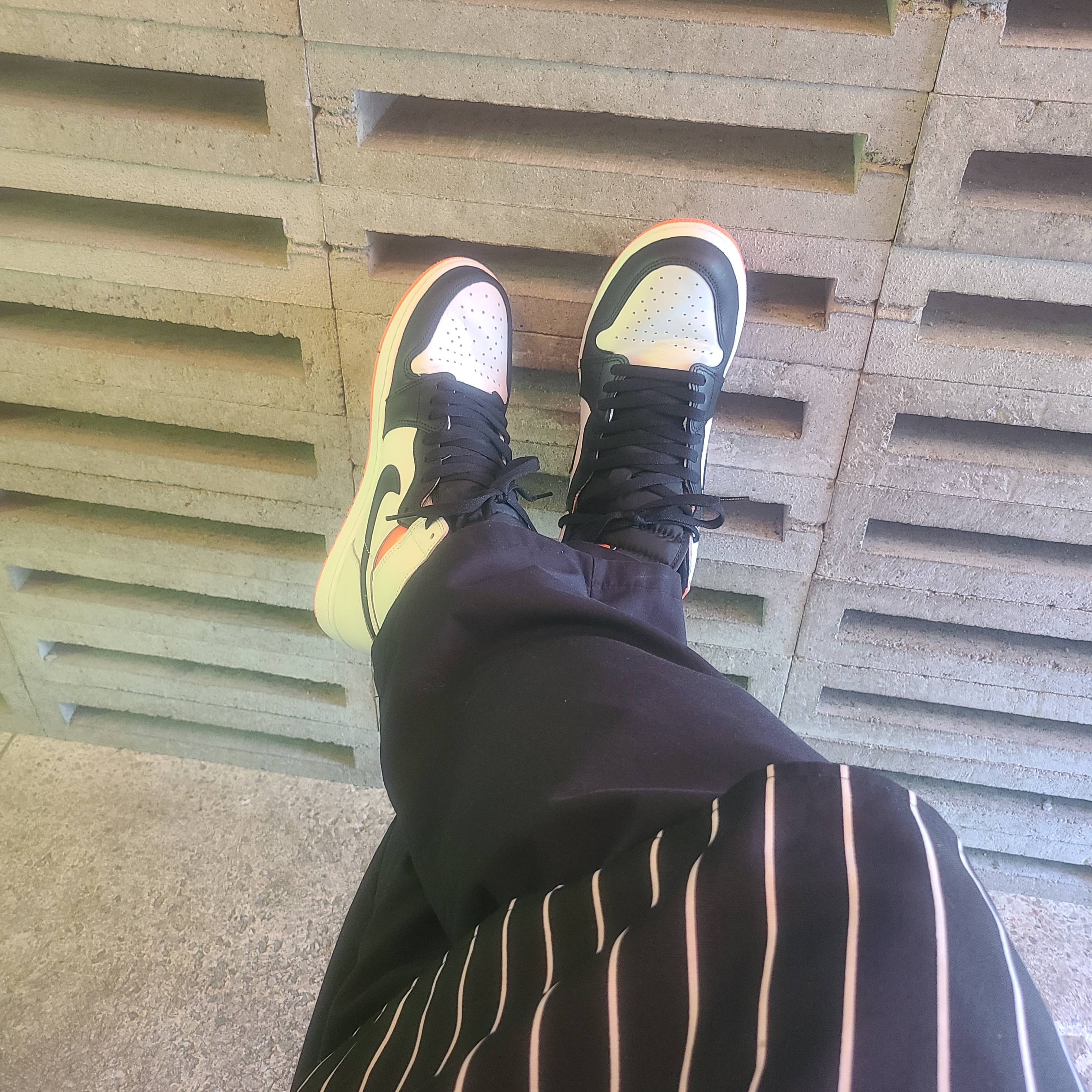 Jordan 1 Retro High OG Electro Orange 착용 스타일