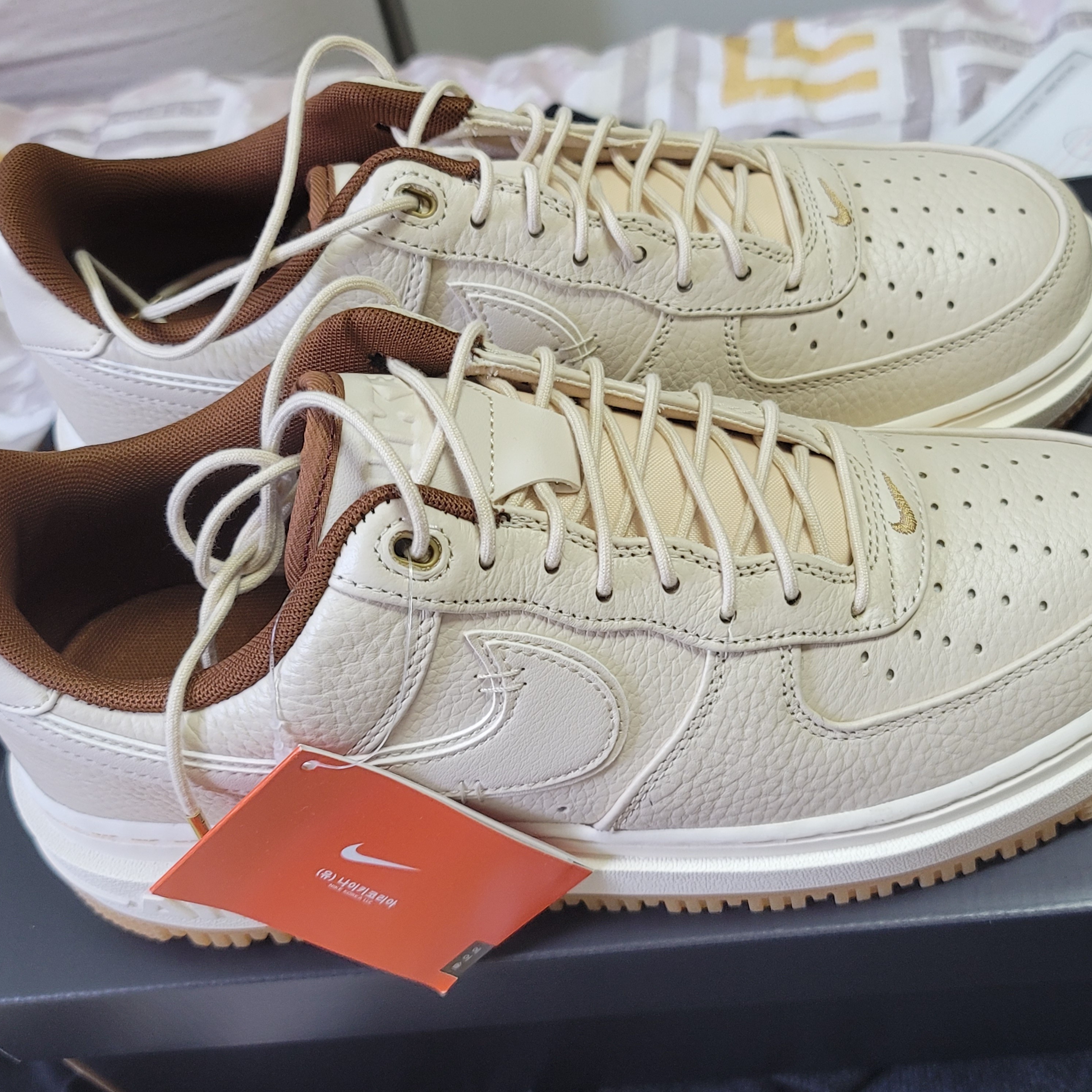 Nike Air Force 1 Luxe Pearl White 착용 스타일 - 3