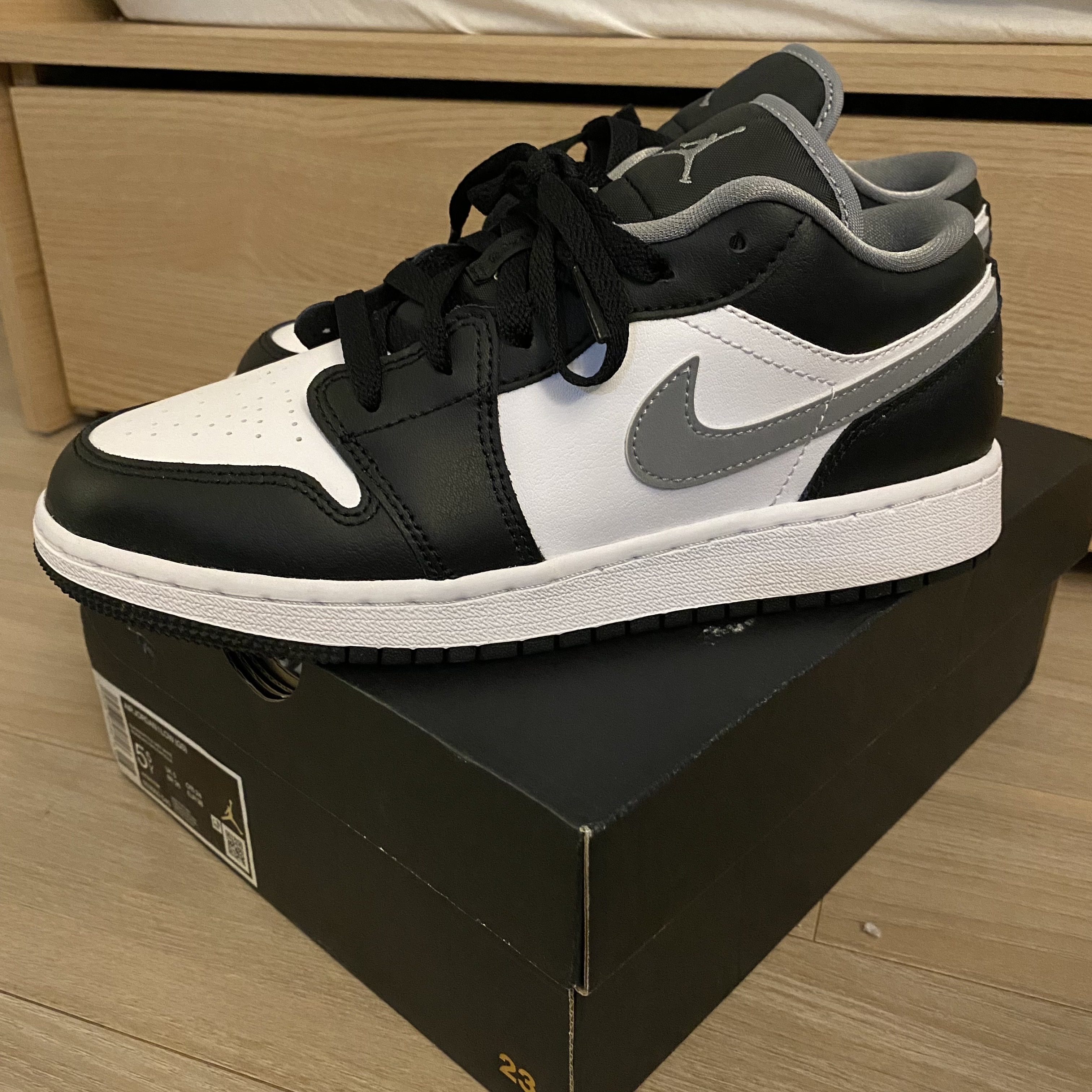 (GS) Jordan 1 Low Black Particle Grey 착용 스타일 - 3