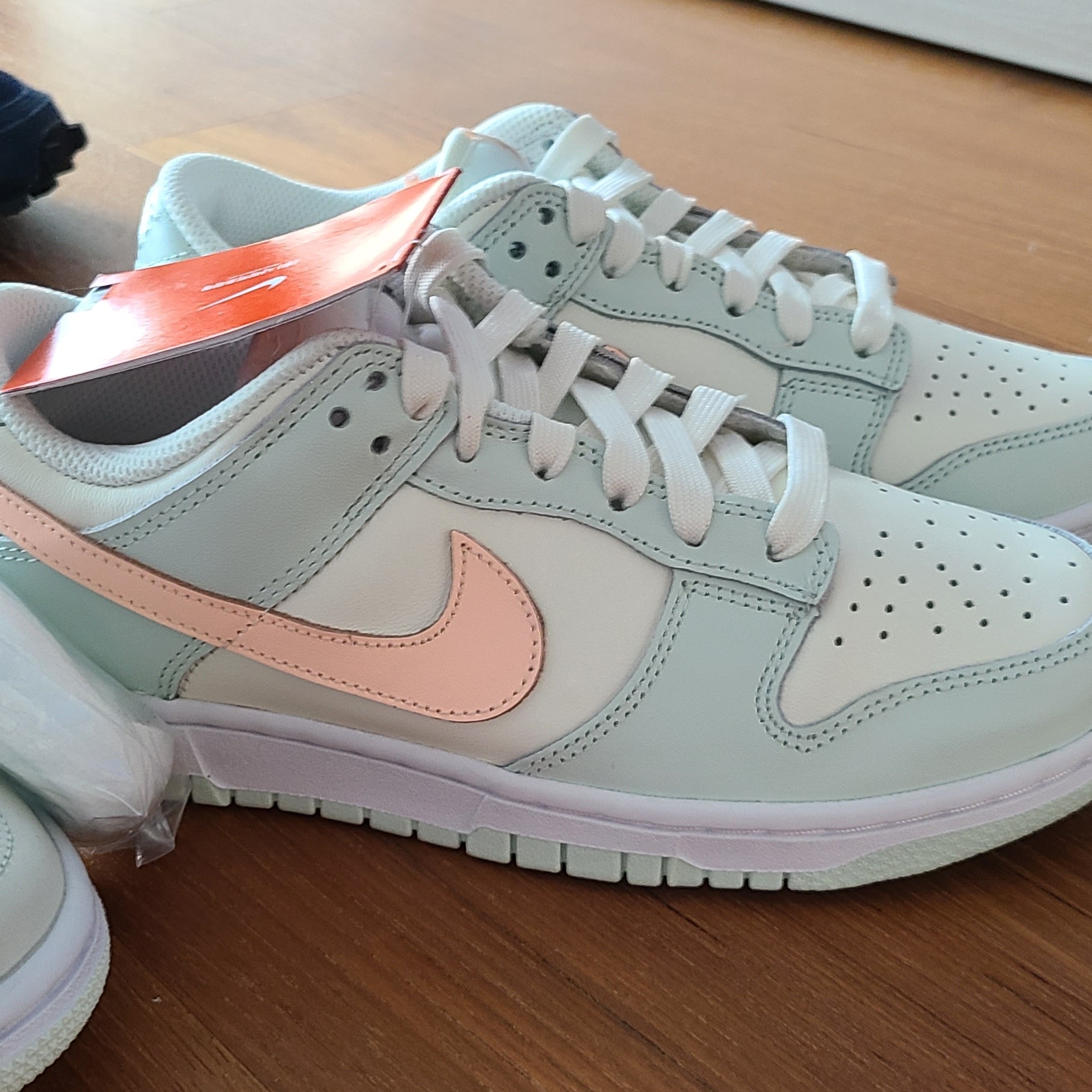 (W) Jordan 1 Low White Wolf Grey, (W) Nike Dunk Low Next Nature Pale Coral 착용 스타일 - 2