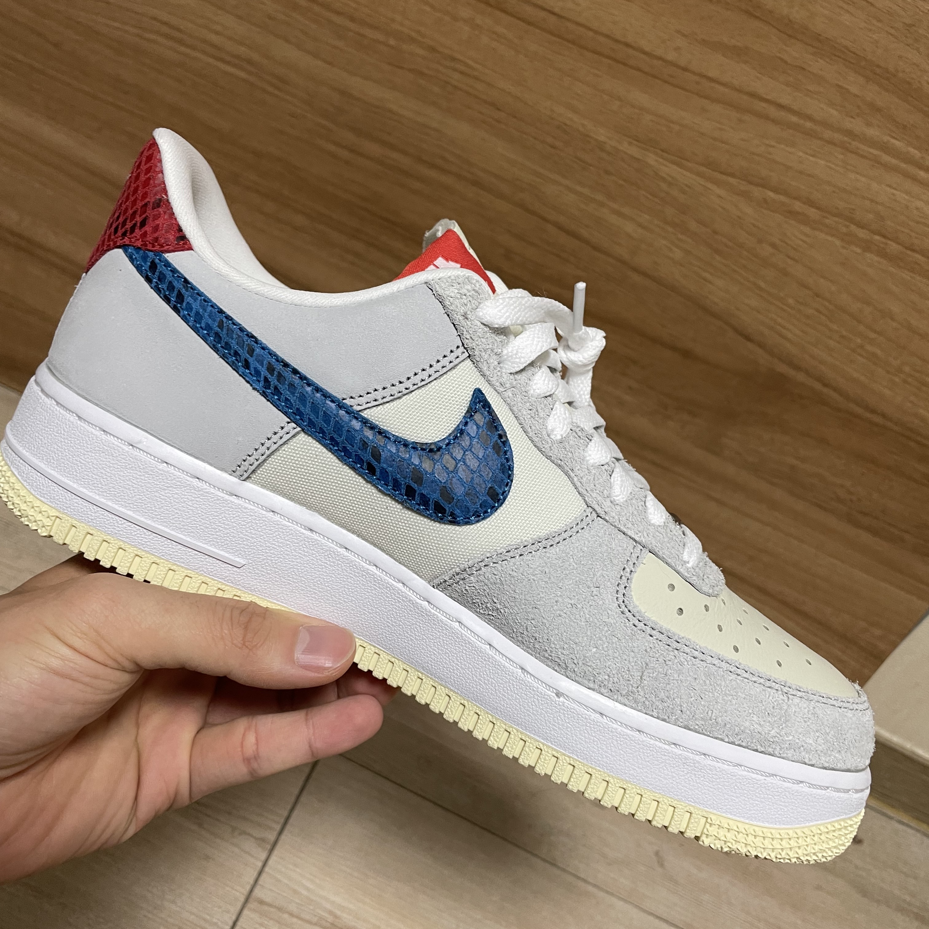 Nike x Undefeated Air Force 1 Low SP 5 On It, Jordan 1 Retro High OG University Blue 착용 스타일 - 1