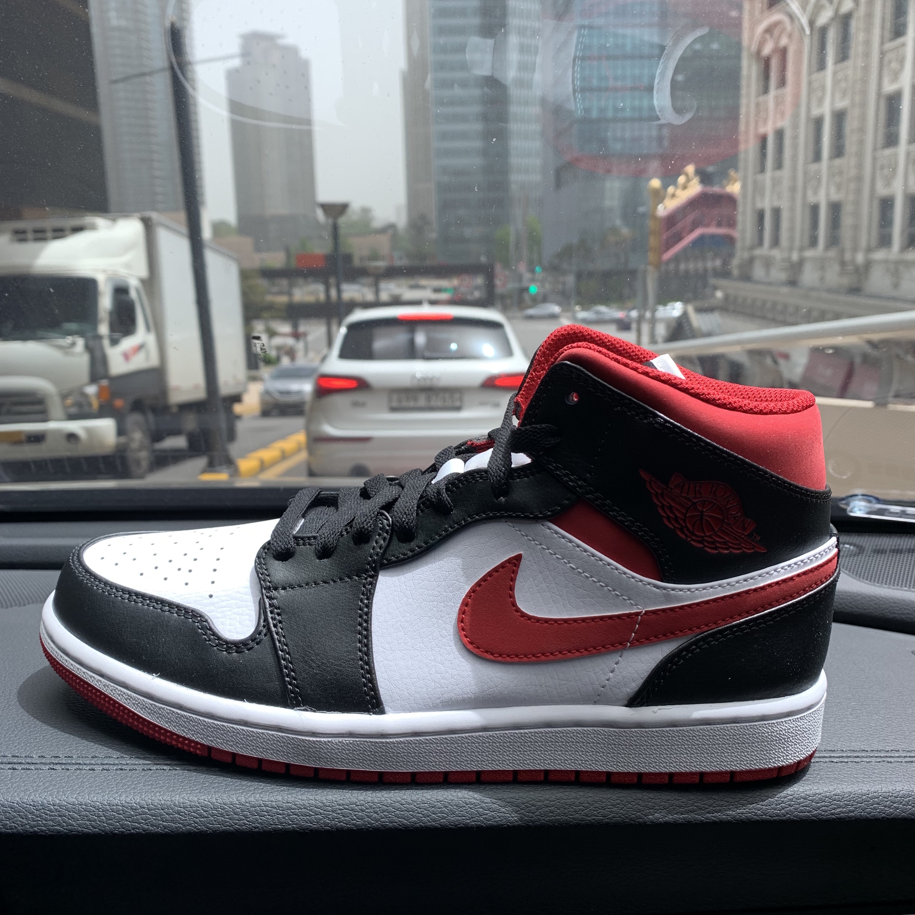 Jordan 1 Mid Gym Red Black White 착용 스타일 - 1
