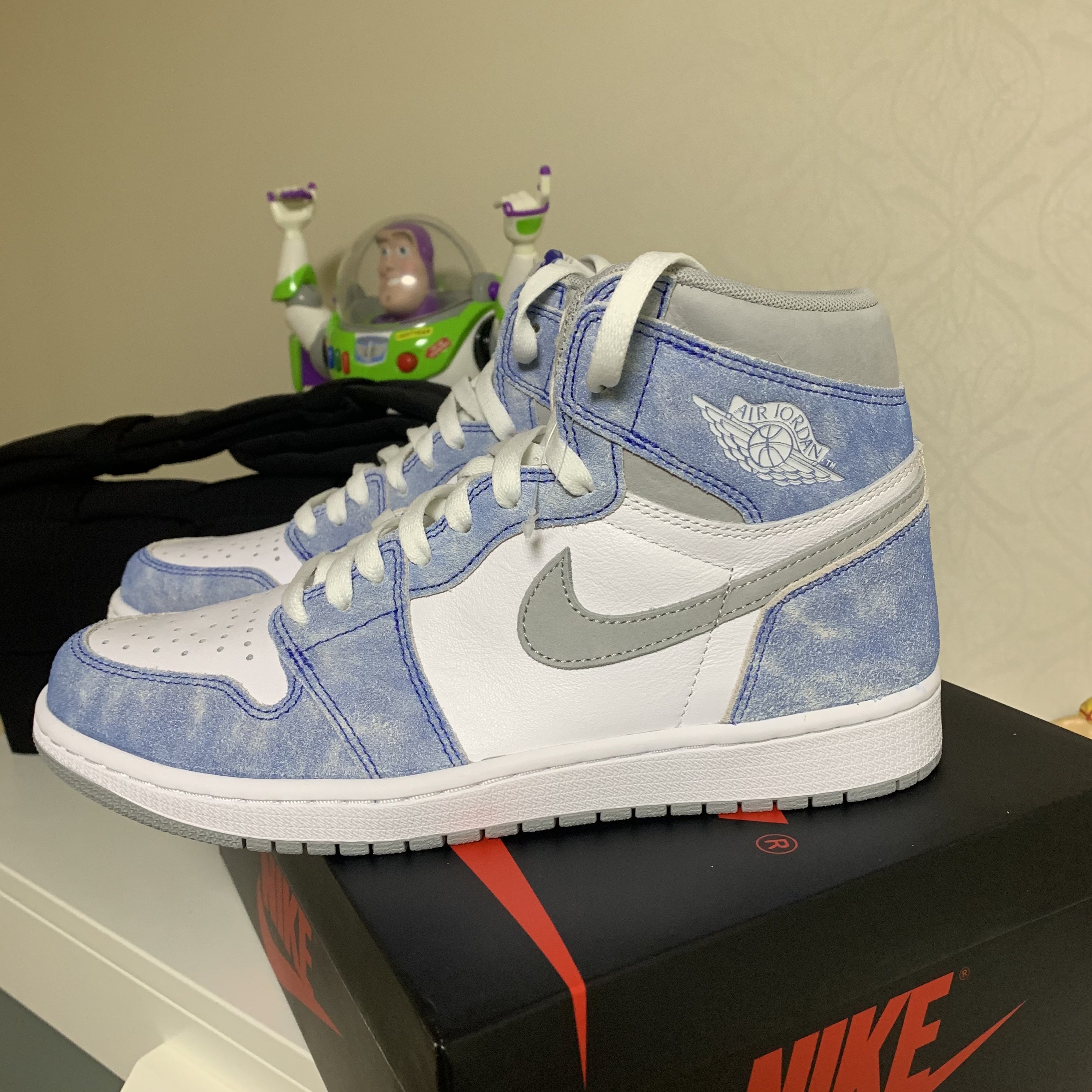 Jordan 1 Retro High OG Hyper Royal 착용 스타일 - 2
