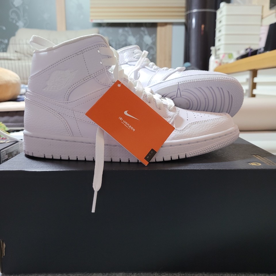 Jordan 1 Low Triple White Tumbled Leather 2020, Jordan 1 Mid Triple White 착용 스타일 - 2