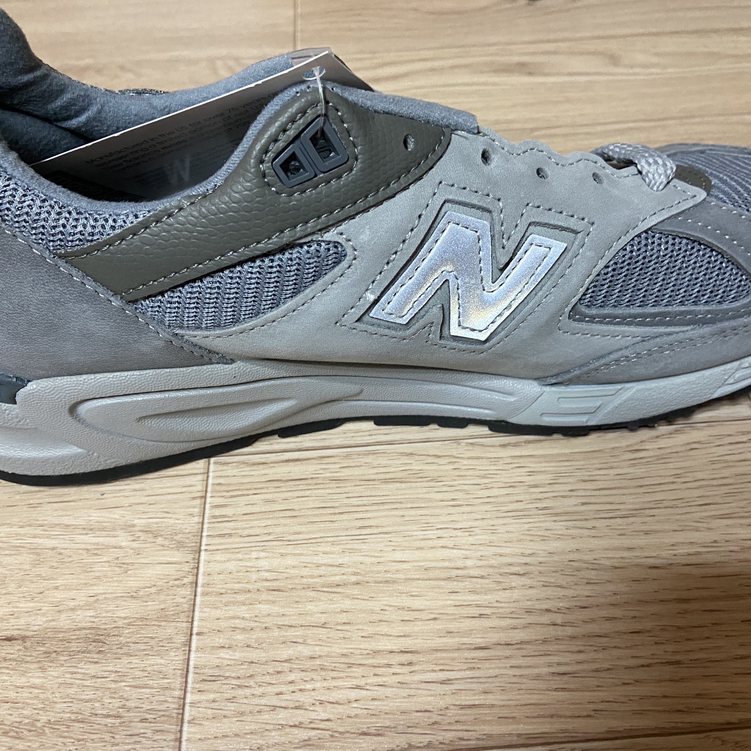 New Balance x WTAPS 990v2 Made in USA Grey 착용 스타일 - 3