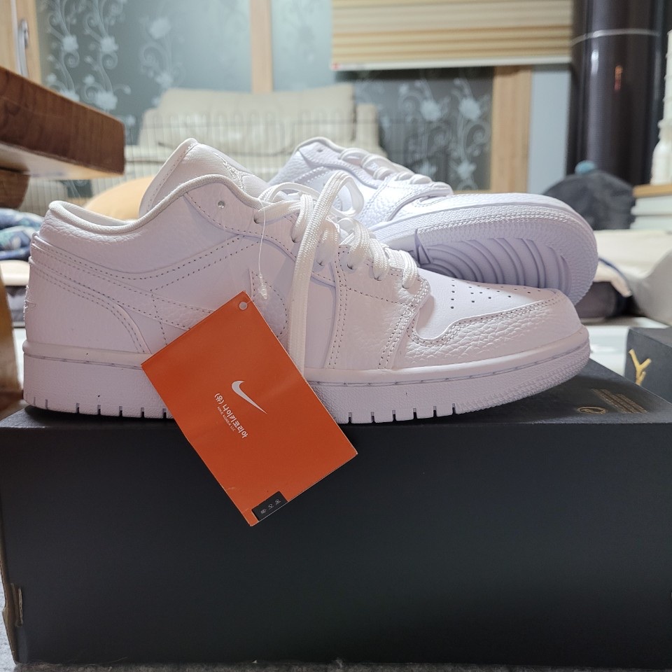 Jordan 1 Low Triple White Tumbled Leather 2020, Jordan 1 Mid Triple White 착용 스타일 - 1