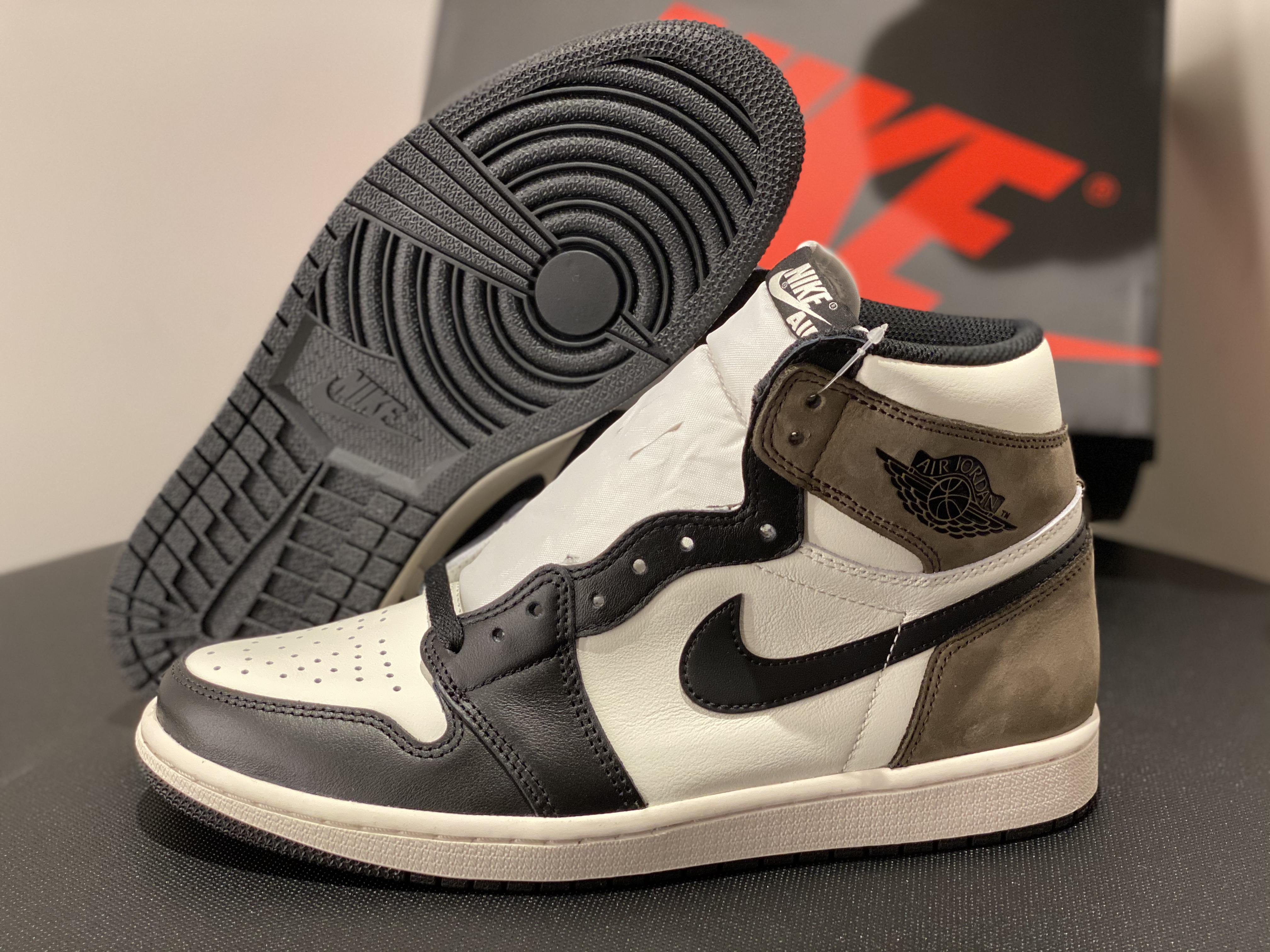 Jordan 1 Retro High OG Black Mocha 착용 스타일 - 1