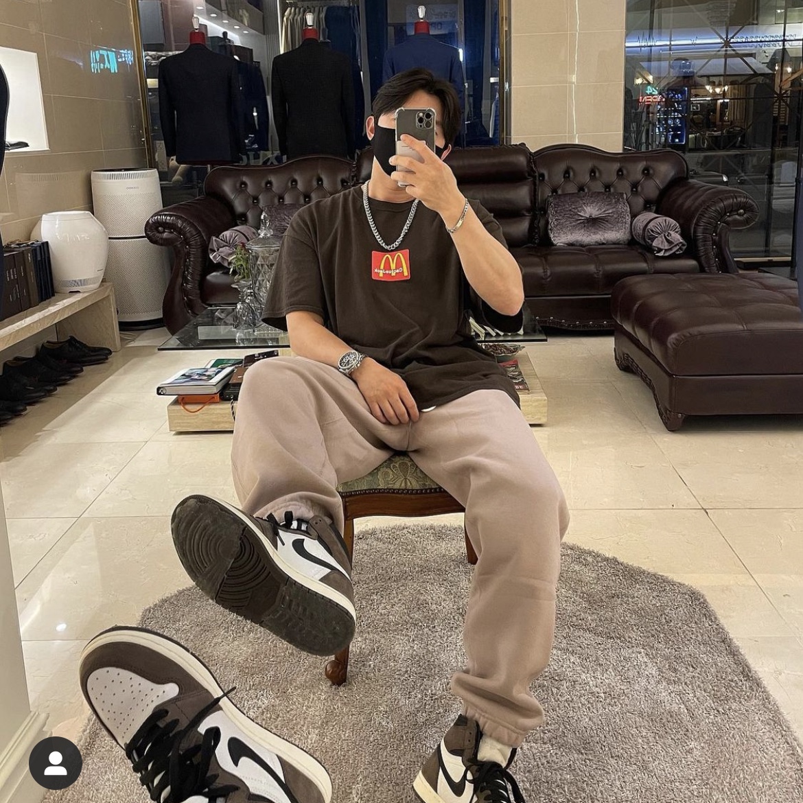 Jordan 1 x Travis Scott Retro High OG SP Mocha, Nike NRG Solo Swoosh Fleece Pants Malt - Asia 착용 스타일