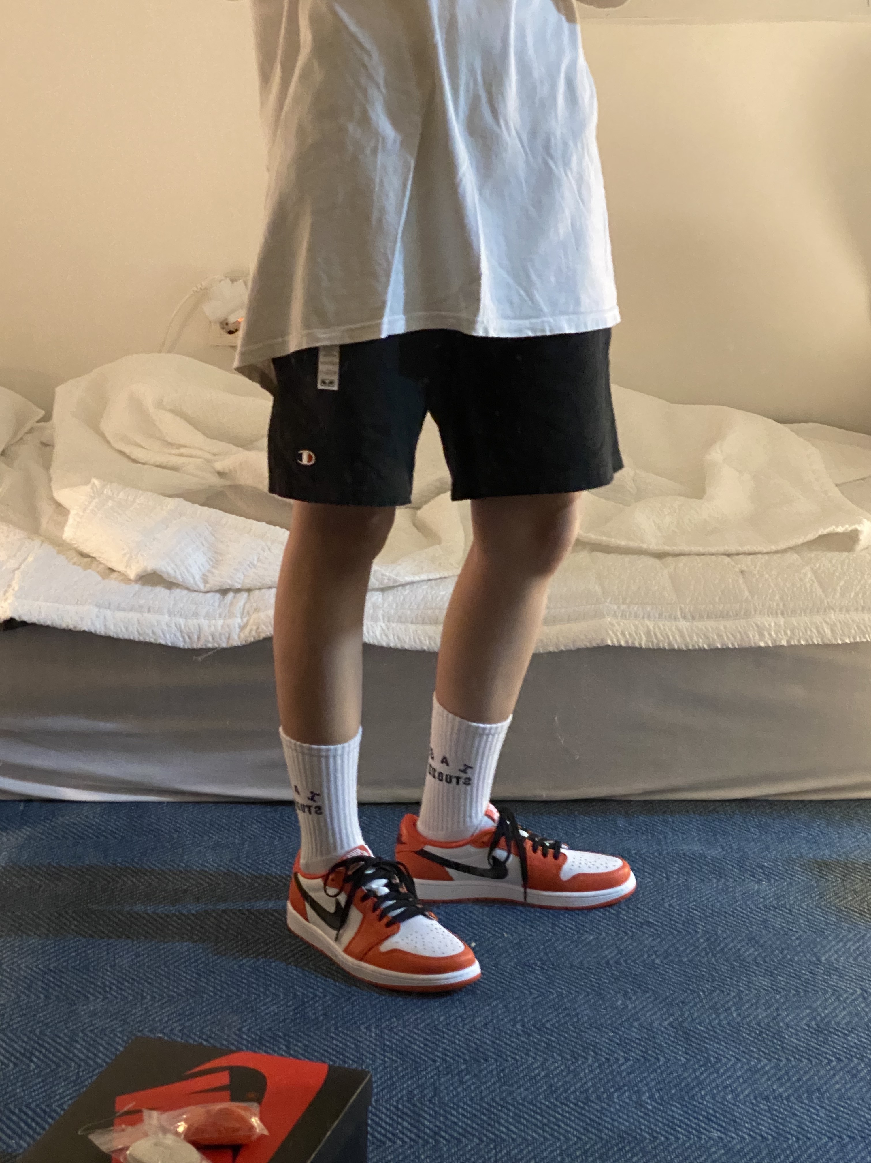 Jordan 1 Low OG Starfish, IAB Studio Socks Pack White Purple Cyan 착용 스타일 - 2