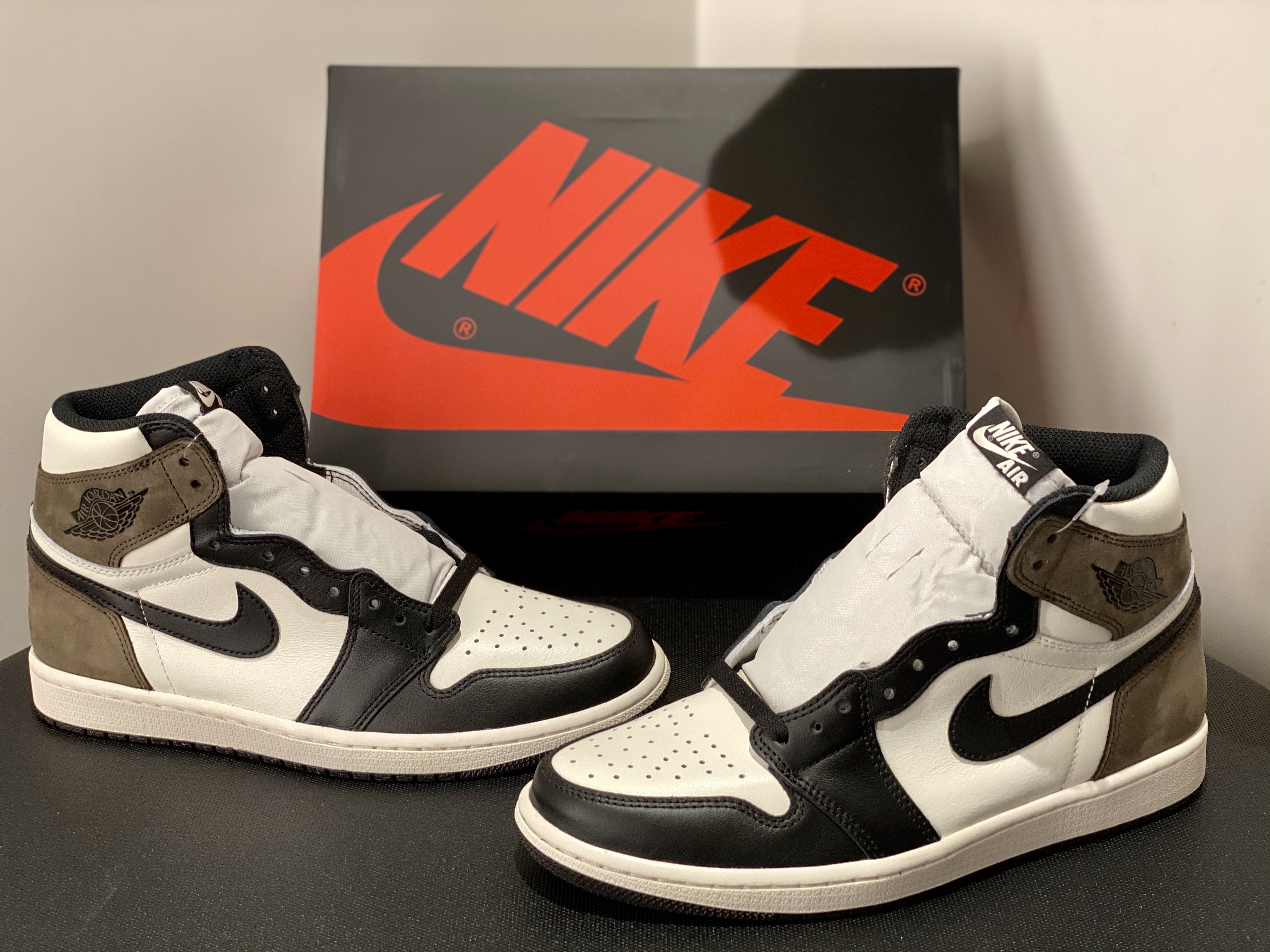 Jordan 1 Retro High OG Black Mocha 착용 스타일 - 3