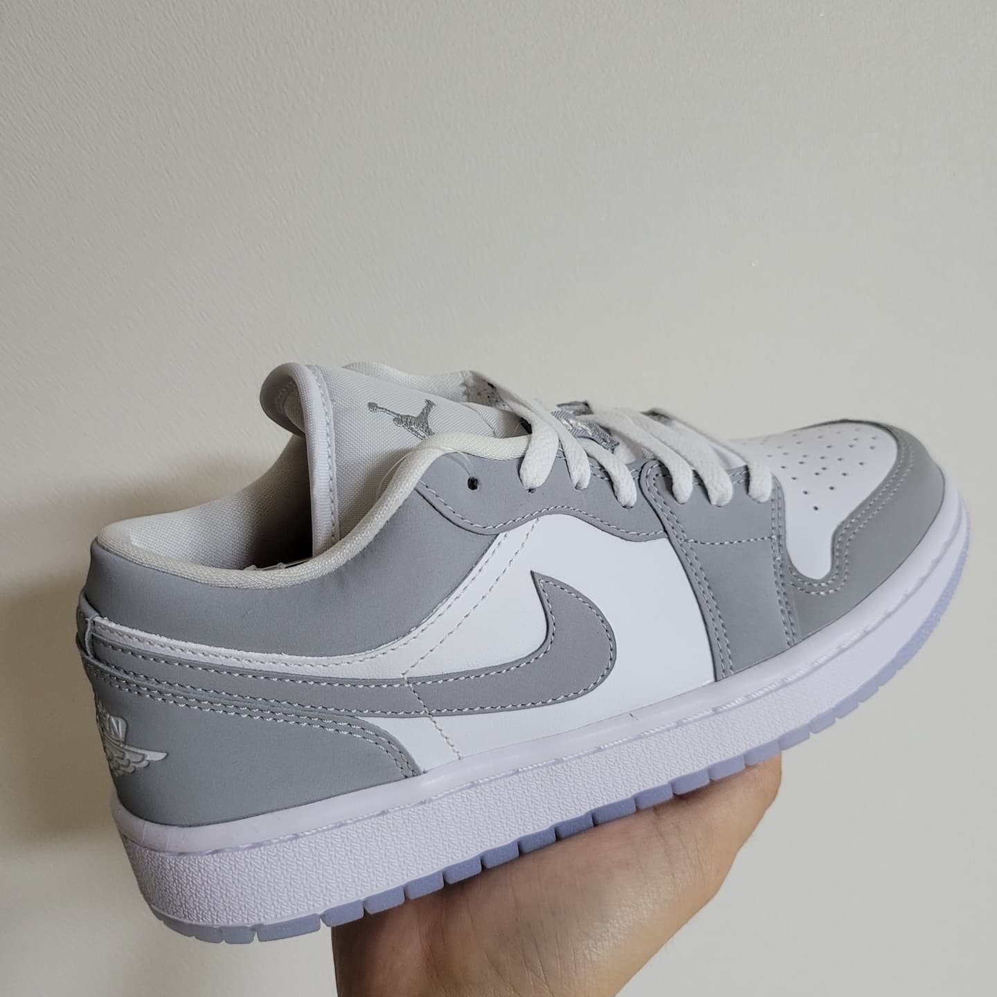 (W) Jordan 1 Low White Wolf Grey 착용 스타일 - 1