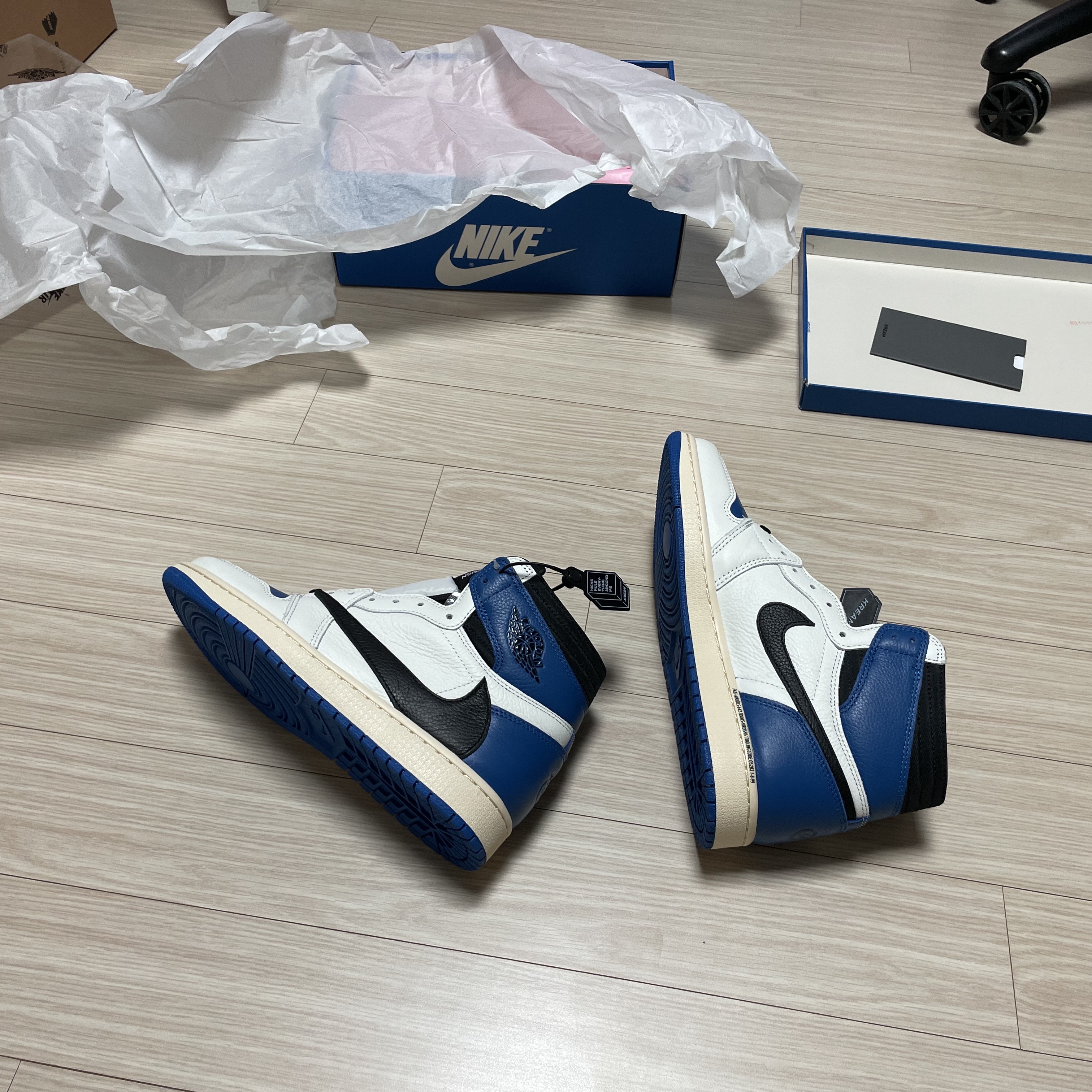 Jordan 1 x Travis Scott x Fragment Retro High OG SP Military Blue 착용 스타일 - 3