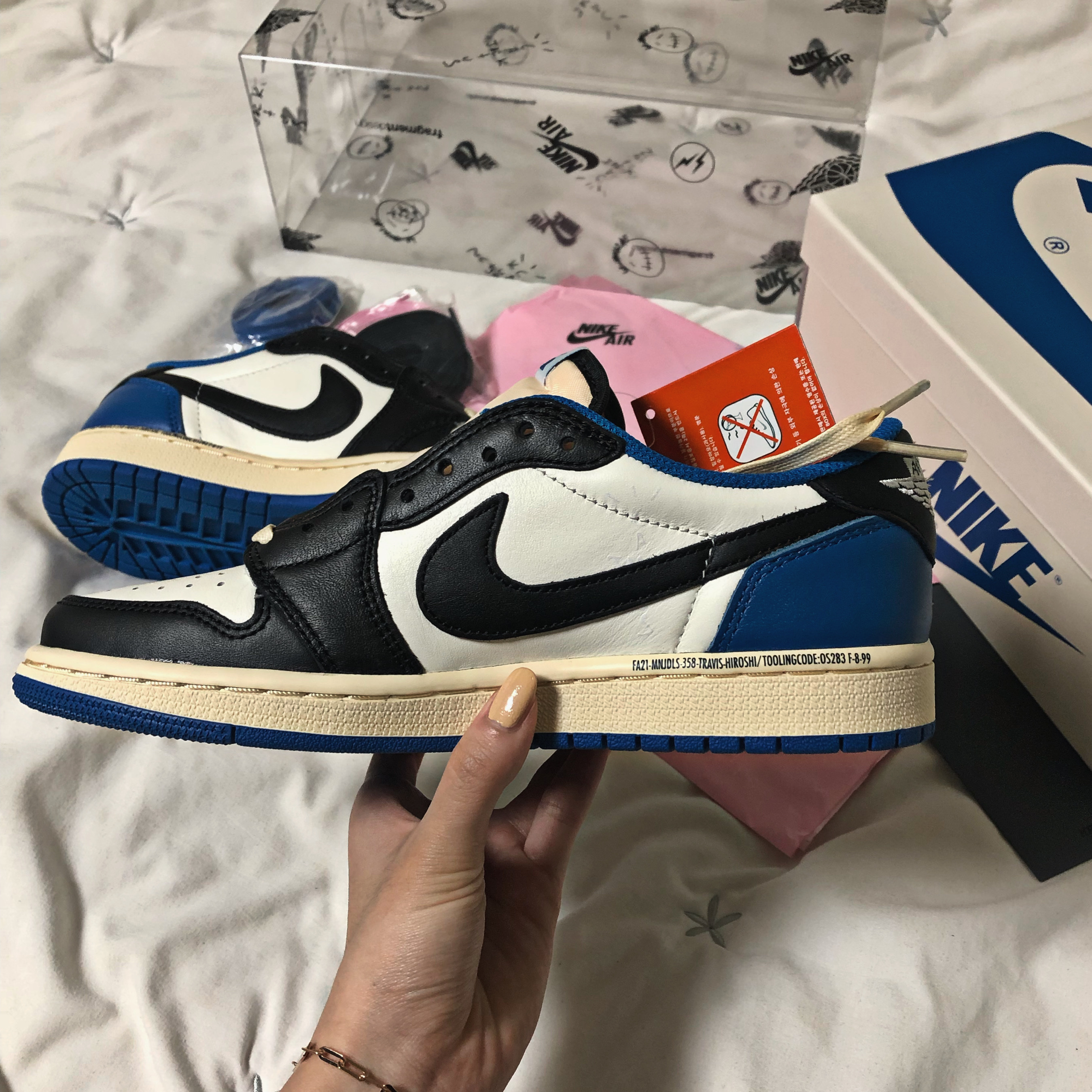 Jordan 1 x Travis Scott x Fragment Retro Low OG SP Military Blue 착용 스타일 - 3