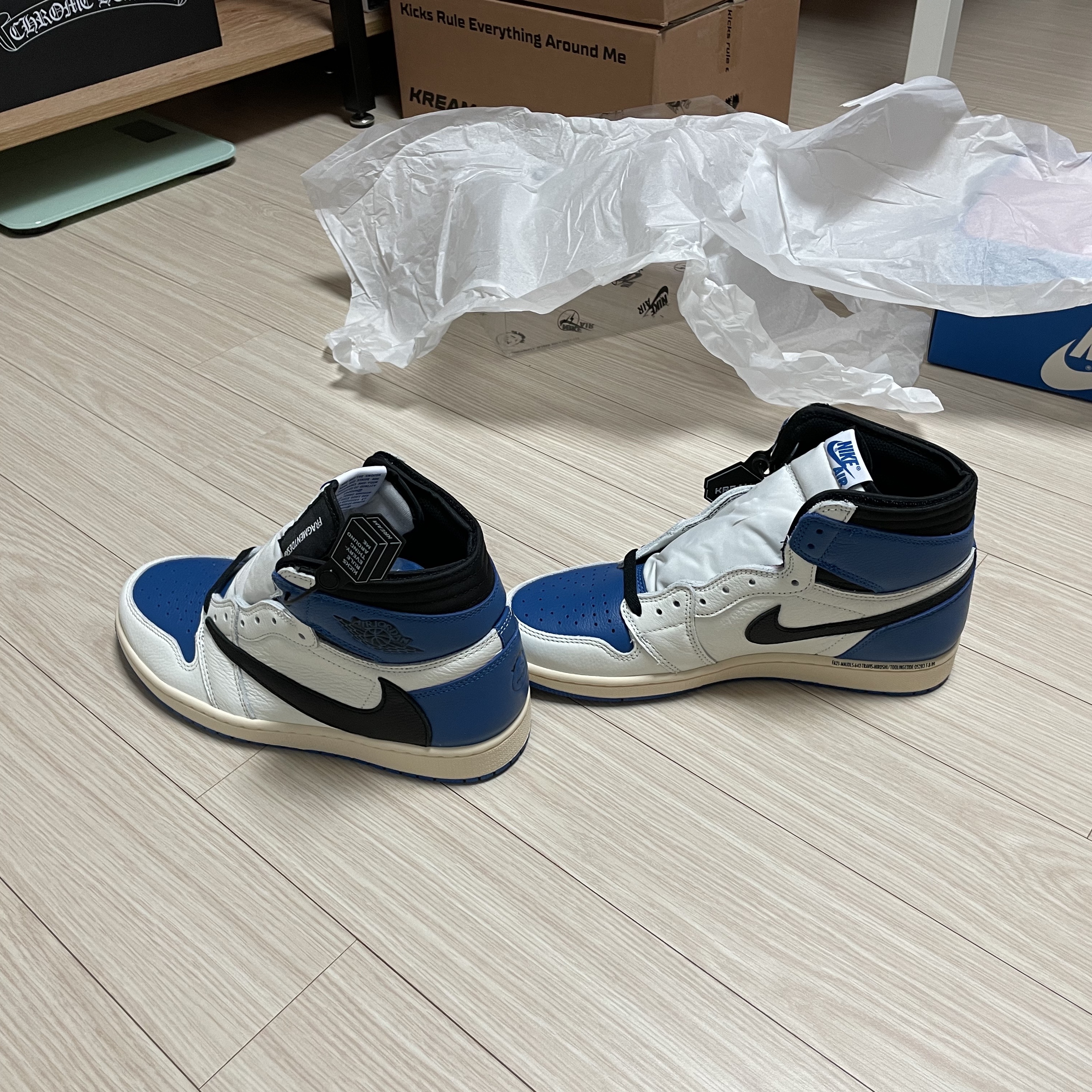 Jordan 1 x Travis Scott x Fragment Retro High OG SP Military Blue 착용 스타일 - 4