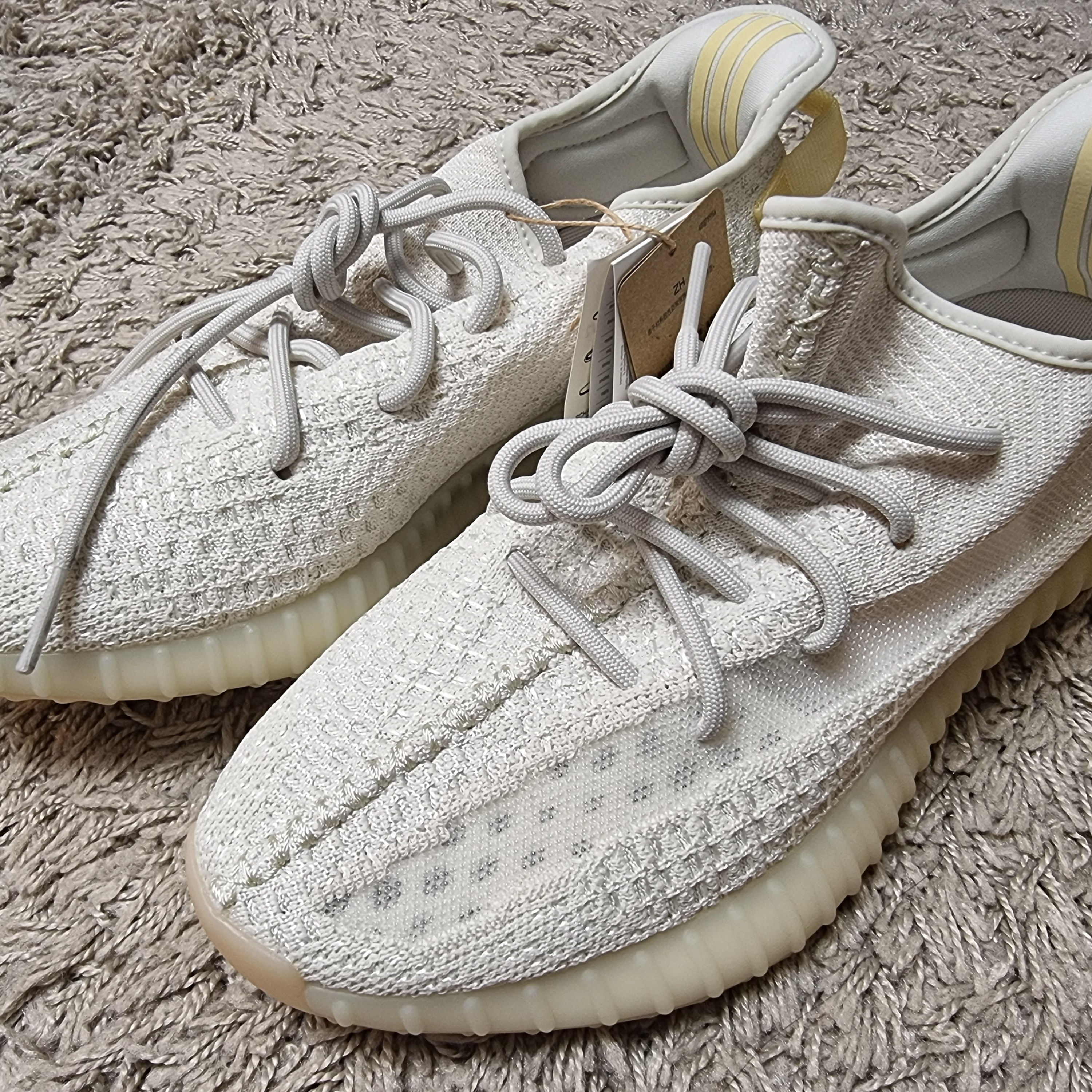 Adidas Yeezy Boost 350 V2 Light 착용 스타일