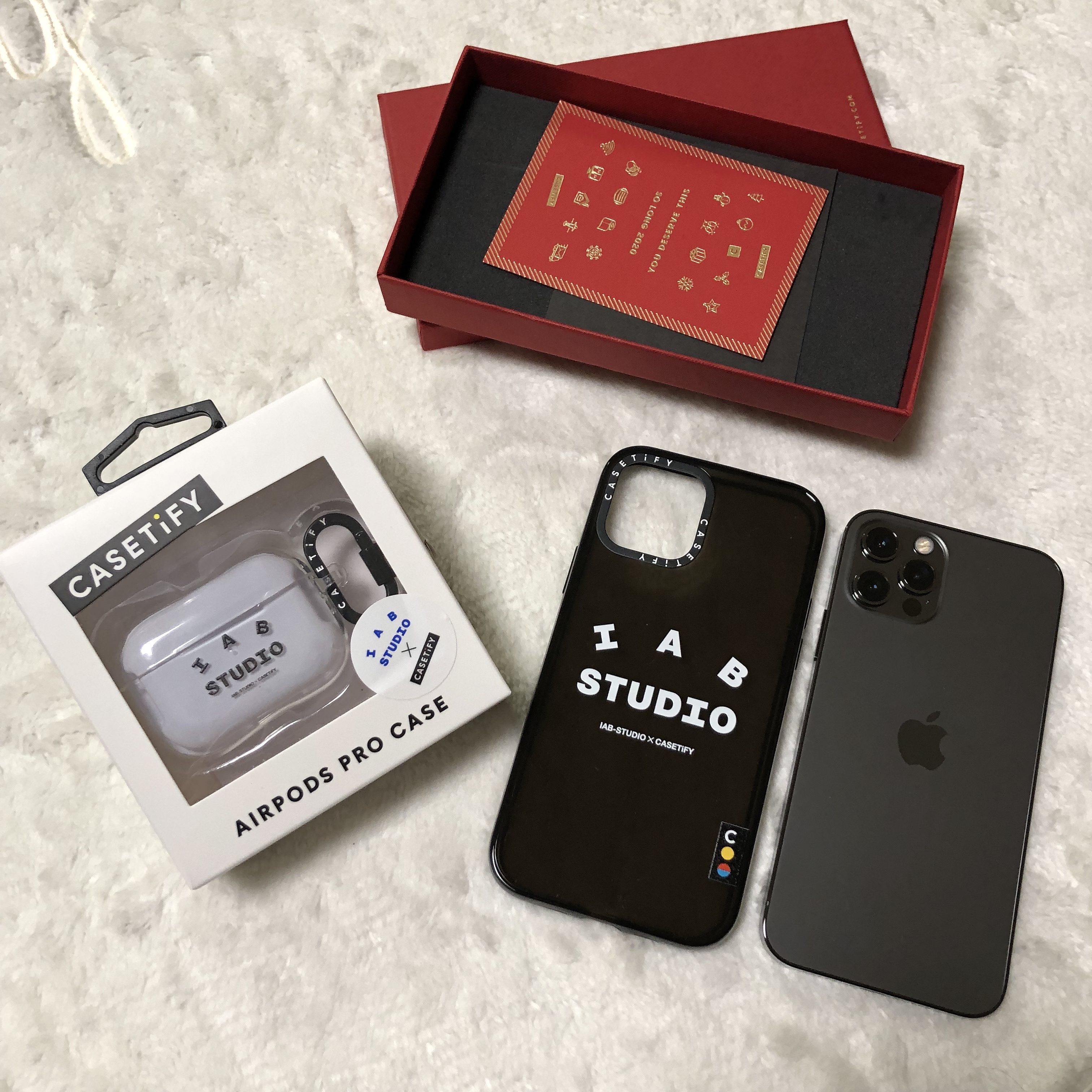 Casetify x IAB Studio iPhone Logo Case Sheer Double Black, Casetify x IAB Studio Logo AirPods Pro Case Clear 착용 스타일 - 1