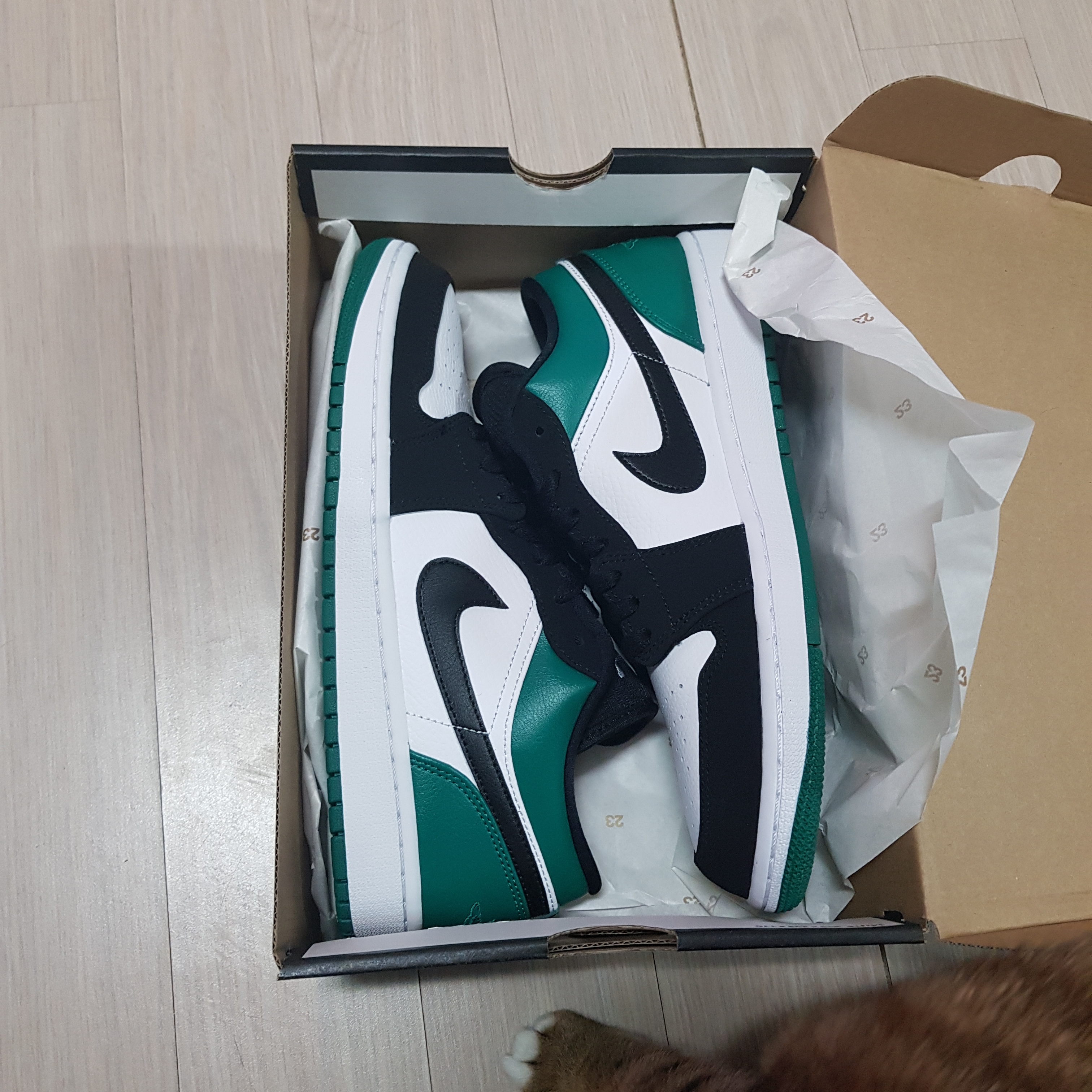Jordan 1 Low White Black Mystic Green 착용 스타일 - 1