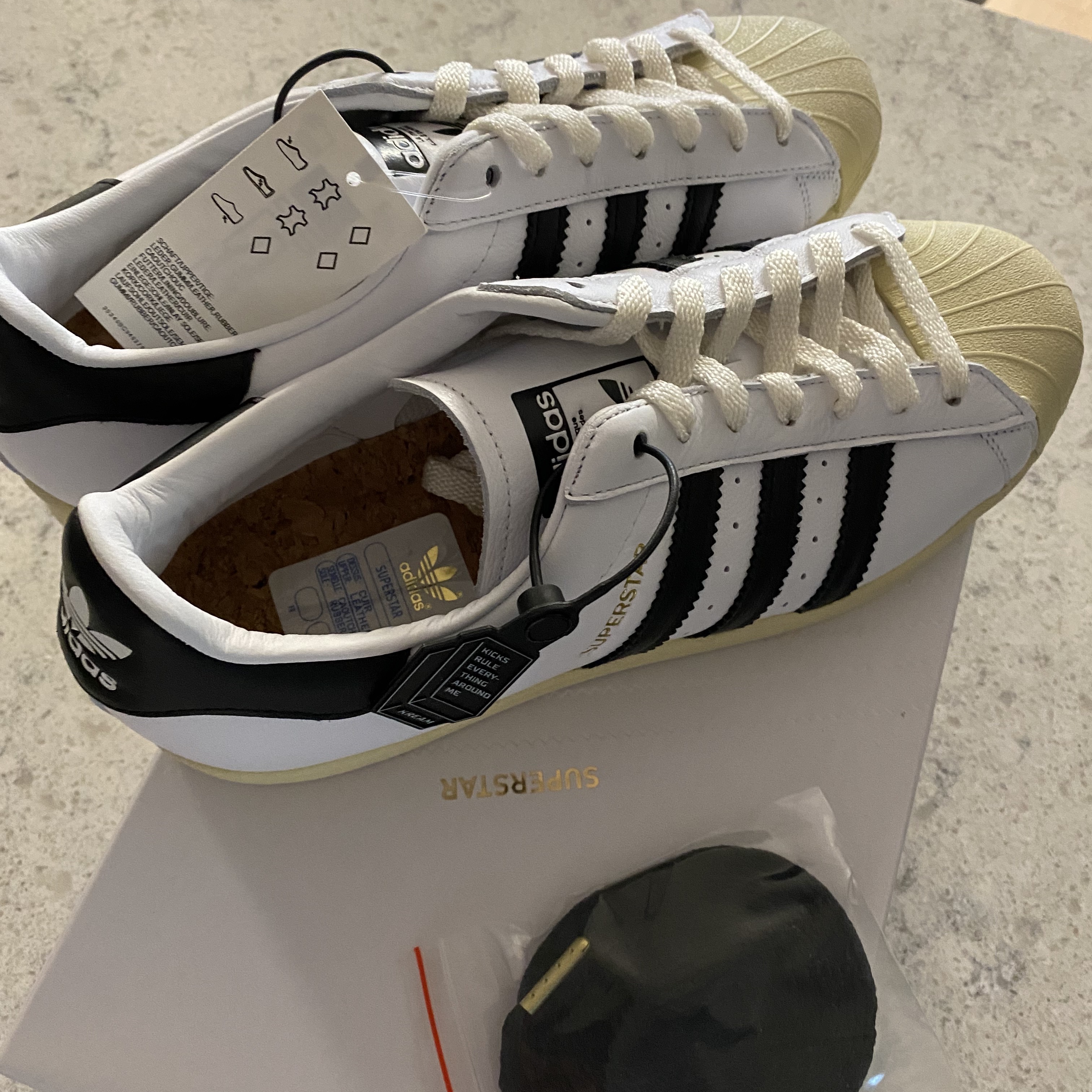 Adidas Superstar Premium White Black 착용 스타일 - 1