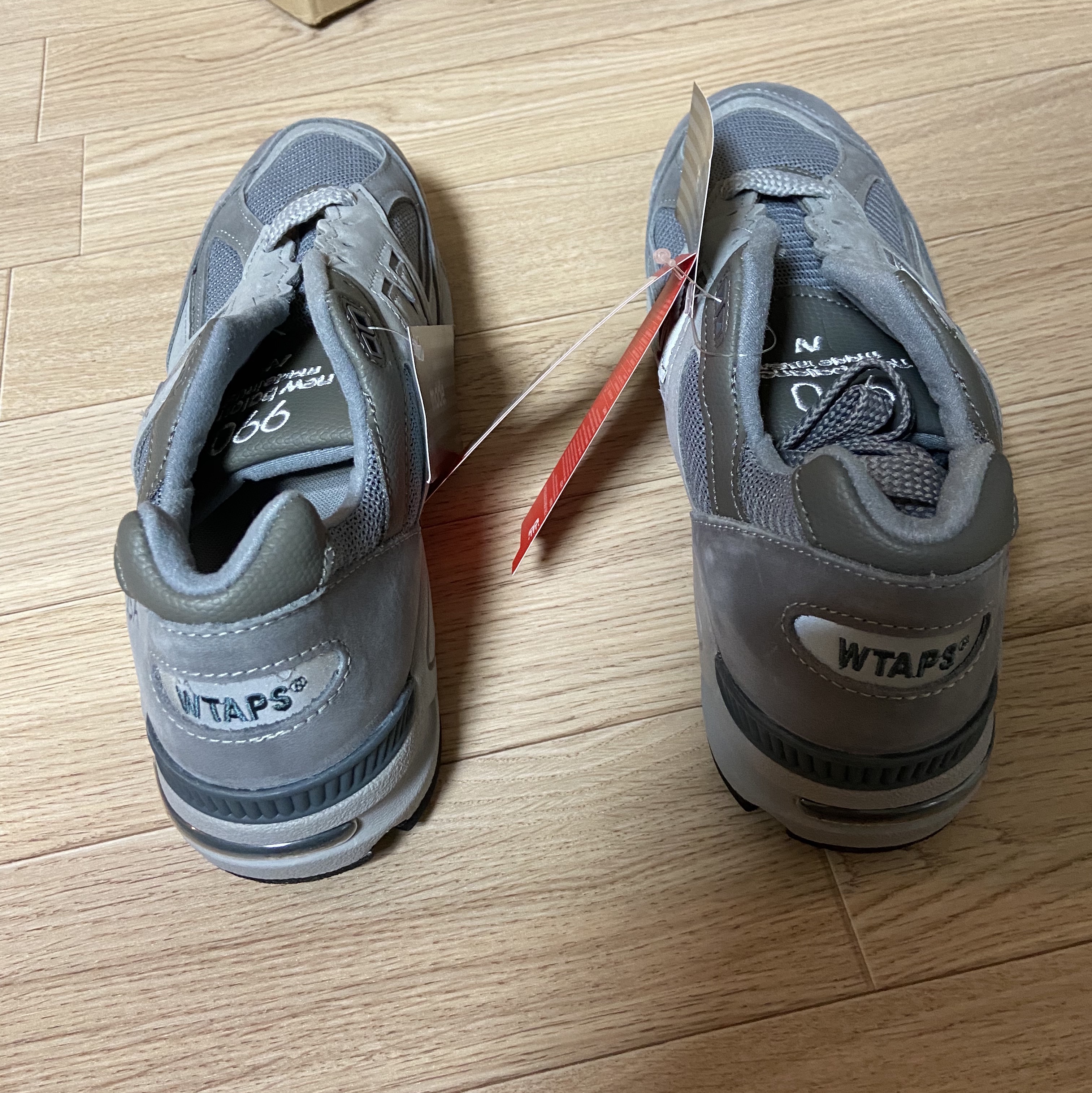 New Balance x WTAPS 990v2 Made in USA Grey 착용 스타일 - 2