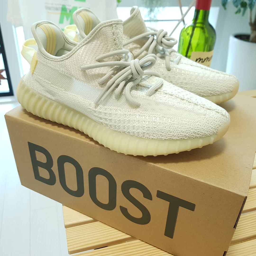 Adidas Yeezy Boost 350 V2 Light 착용 스타일