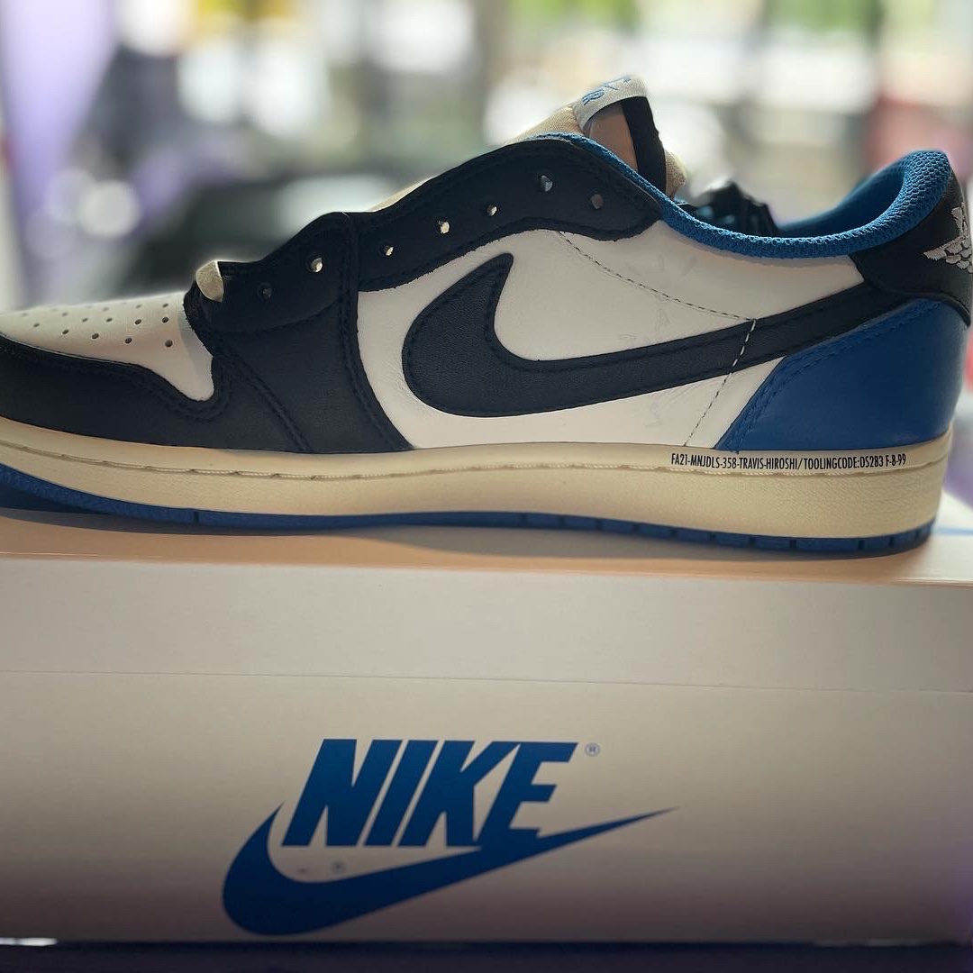 Jordan 1 x Travis Scott x Fragment Retro Low OG SP Military Blue 착용 스타일 - 2